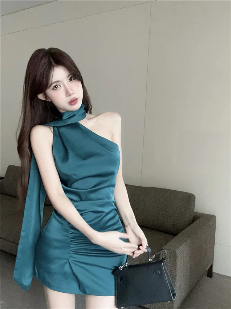 فستان ستان بتصميم متخصص بدون ظهر للنساء صيفي مثير بطيات زرقاء طاووس فستان قصير قصير حار للسيدات بكتف واحد