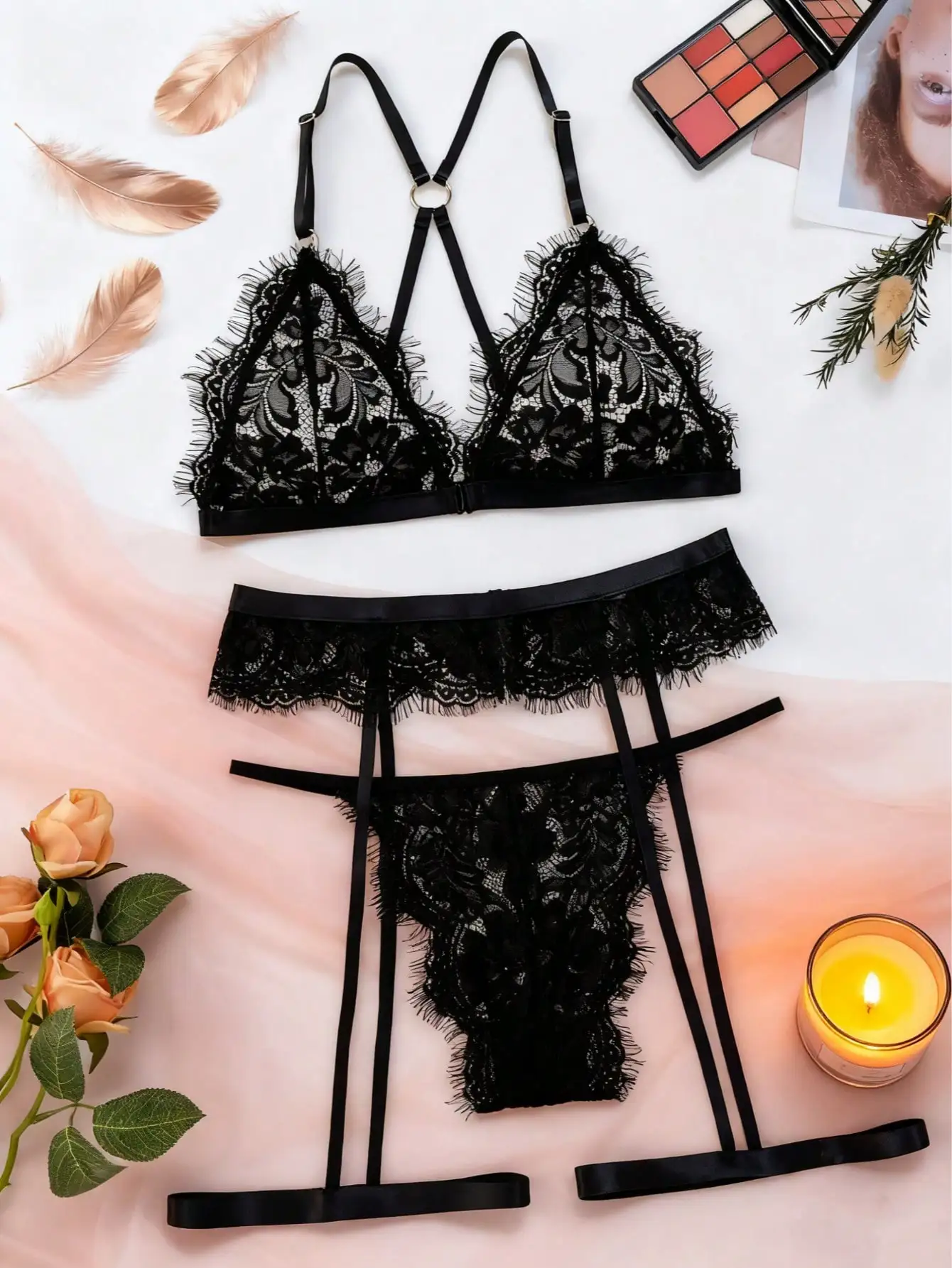 

Черный комплект нижнего белья с цветочным кружевом, включающий бюстгальтер-халтер, стринги и подвязки — сексуальный комплект из 3 предметов
