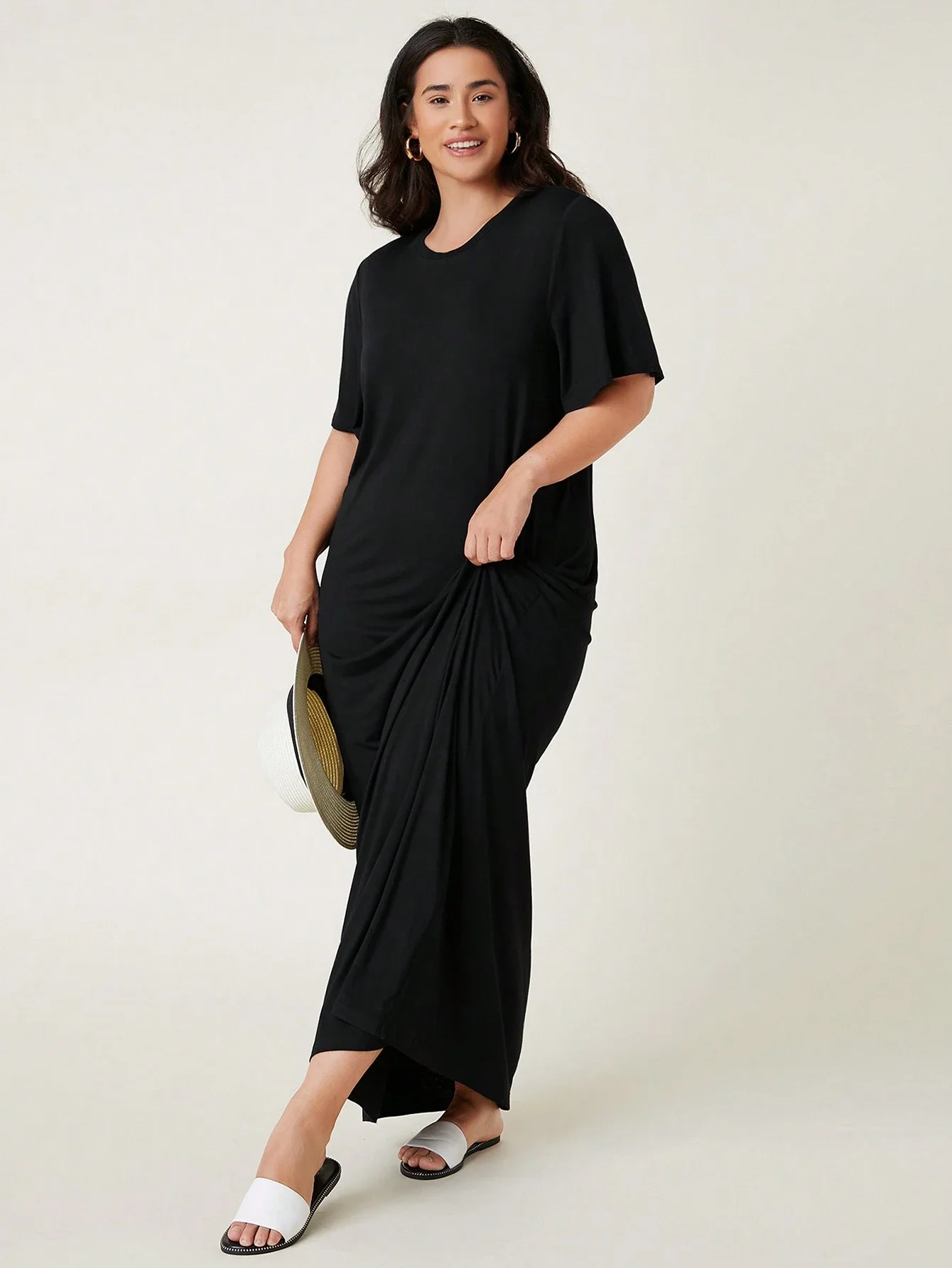 

Однотонное черное платье-макси свободного кроя для лета