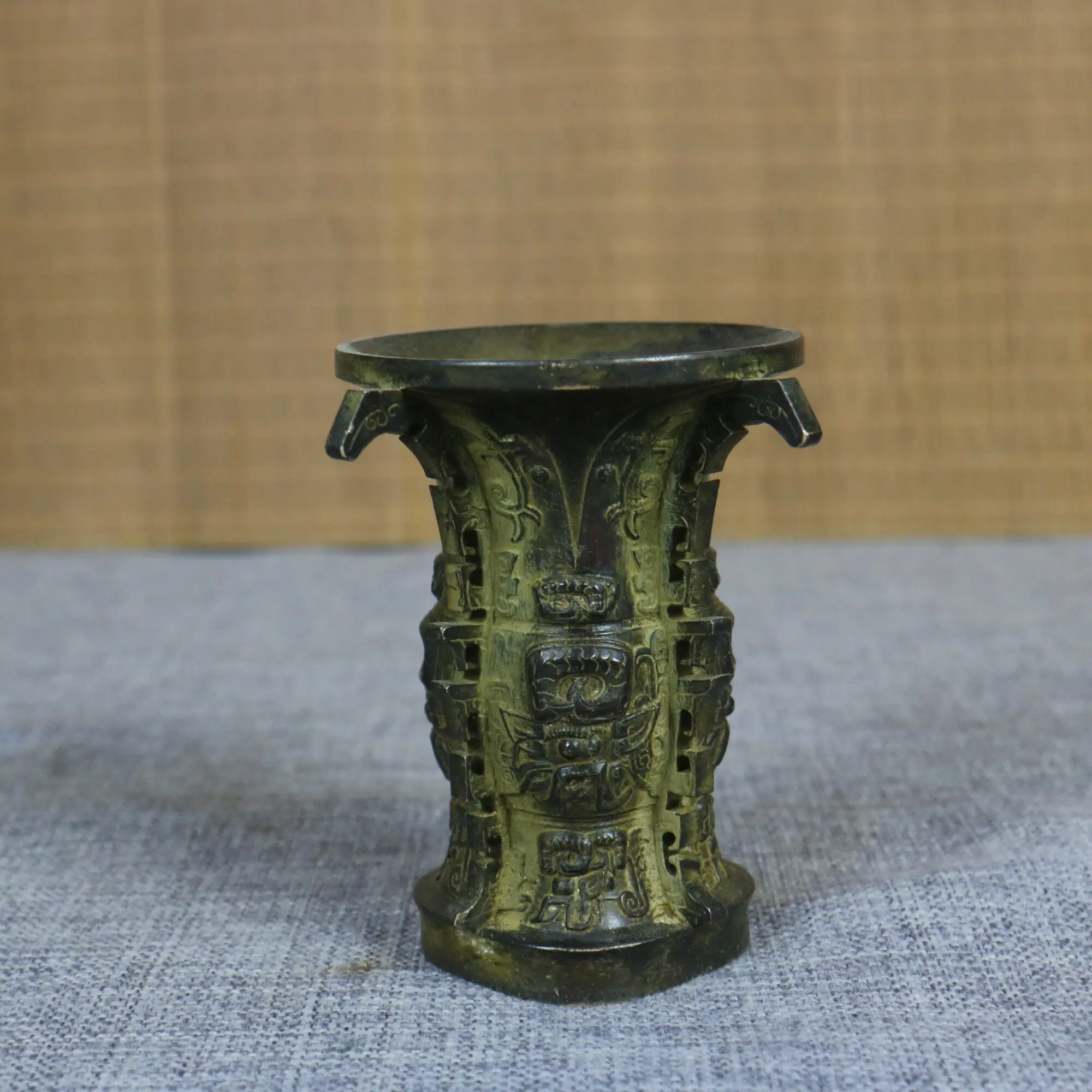 

Vintage Bronze He Zun Vessel Replica Chinese Ancient Ritual Ware Classic Bronze Art Home Decoration Antique Collection Ornament