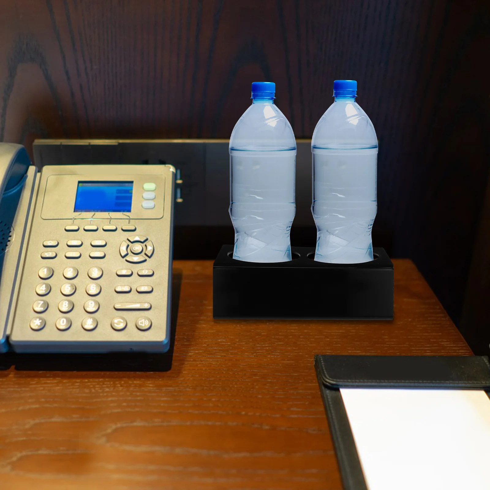 حامل عرض رف المشروبات الأكريليك ذو الفتحة المزدوجة لمنظم زجاجات المياه في الفندق وحامل أكواب المطبخ ورف الزجاجات