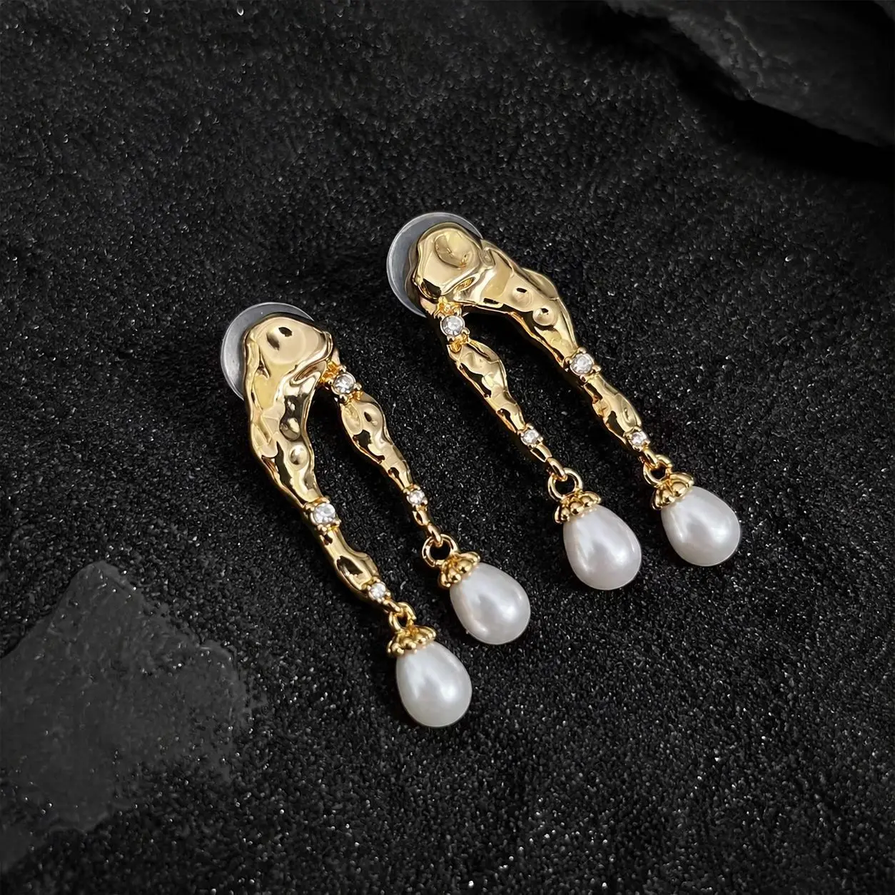 Luxury Vintage Pearl Drop Earrings Gold Metal Frame Elegant Dangle Earrings Minimalist Chic Party Jewelry