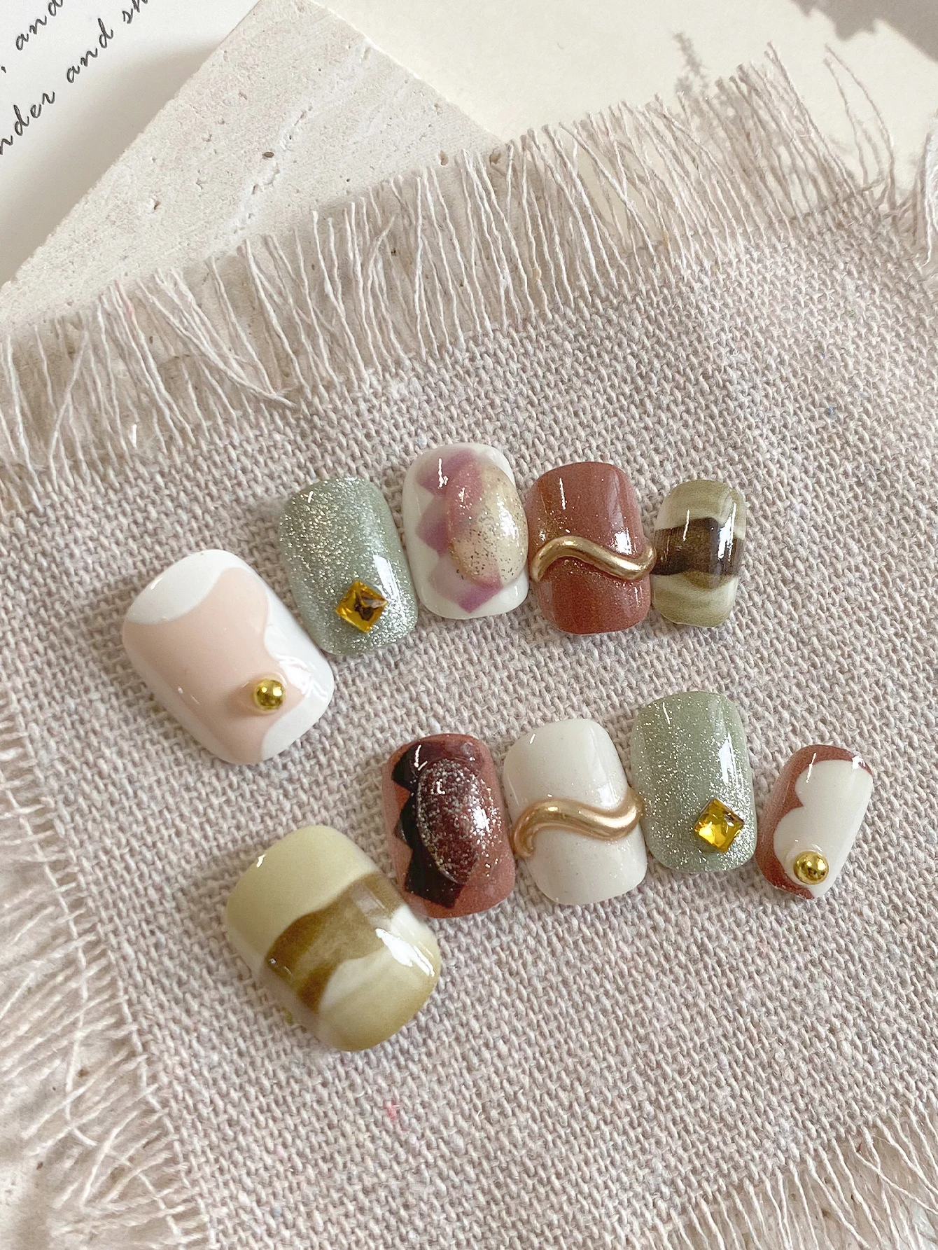 10 pièces de faux ongles courts, carrés-ronds, faits à la main, à motif marbré, dorés et incurvés, adaptés aux manteaux d'automne et d'hiver, aux tenues de travail de style coréen, aux tenues artistiques rétro, aux tenues pour rendez-vous au thé au lait, aux tricots décontractés et aux styles matures et délicats.