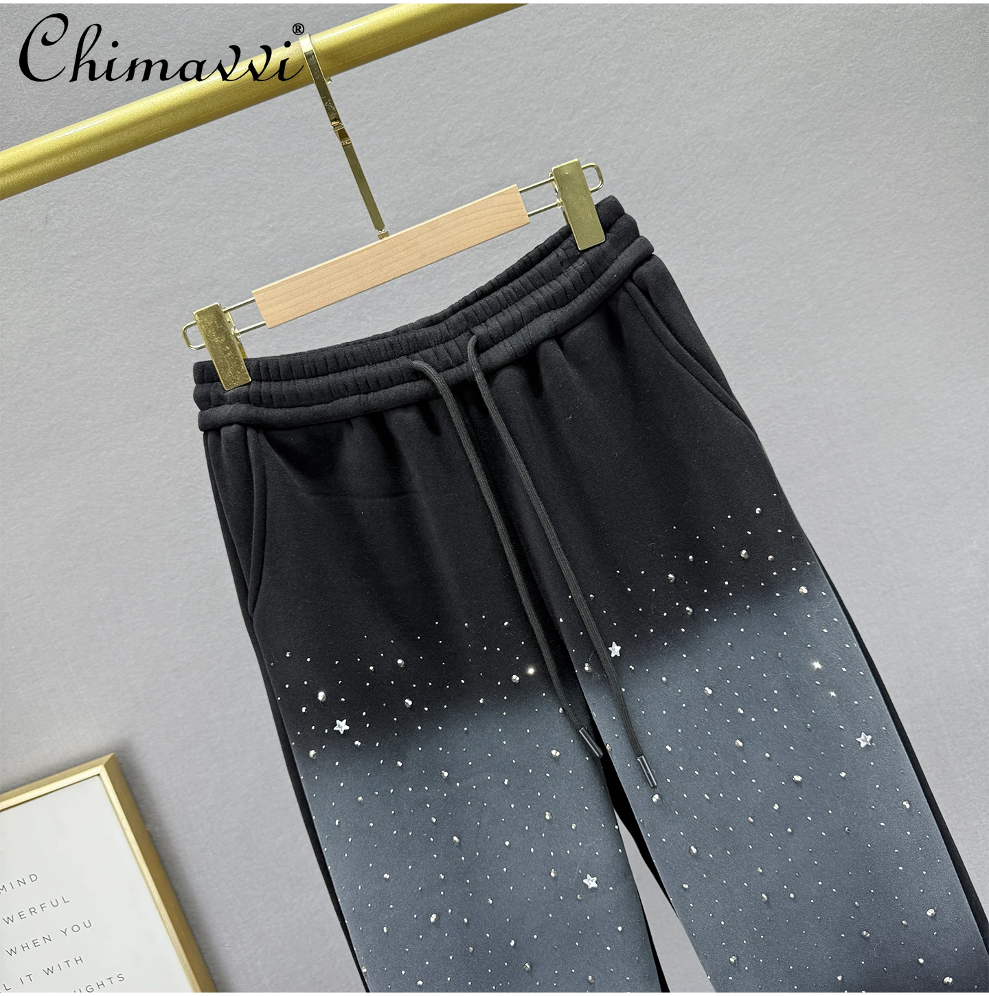 موضة بنطال رياضي سميك مبطن بالصوف للنساء 2025 شتاء جديد عالي الخصر فضفاض حجر الراين عداء ببطء سراويل تقليدية طويلة