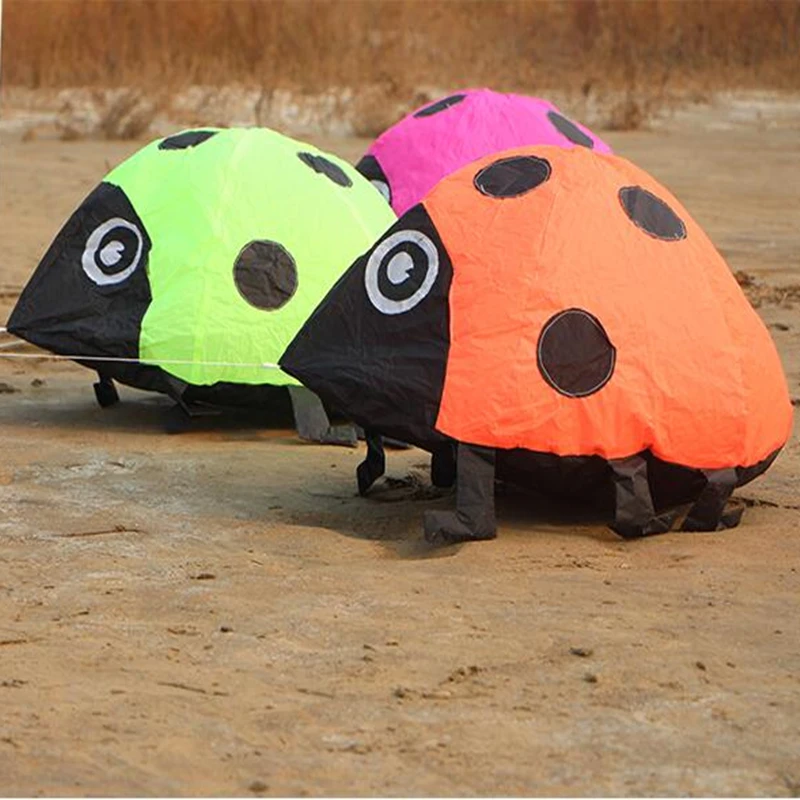 Interesantes pipa de mariquita, pipas suaves para niños, no pueden caminar volar, juguetes al aire libre de nailon ripstop, fábrica de pipas weifang, juegos de playa