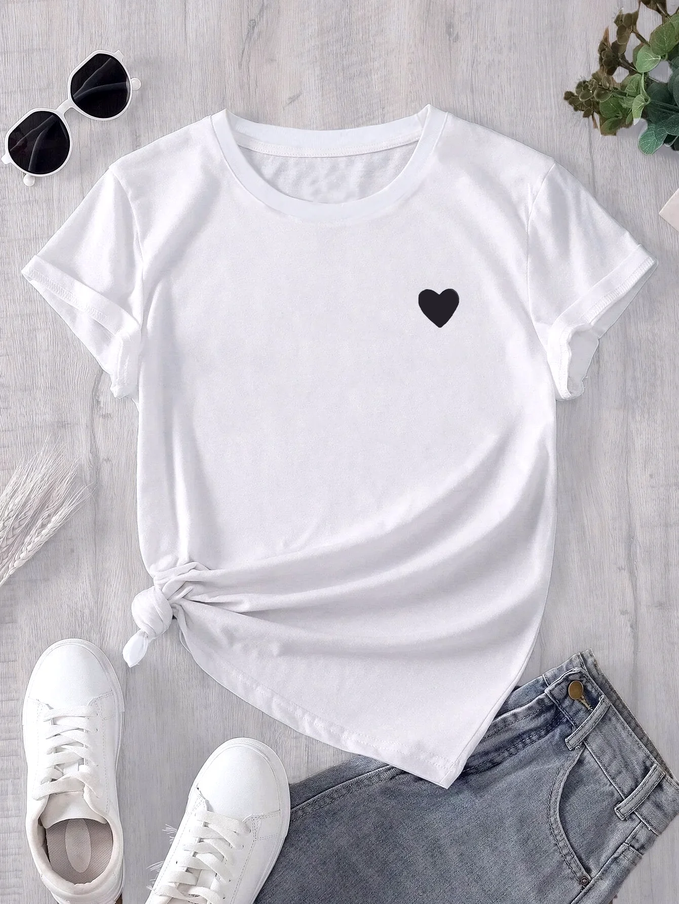 Women's White Sleeve T-Shirt with Black Heart Casual Round Neck Summer Aesthetics Short Sleeved Harajuku Streetwear Y2k Tops Tee