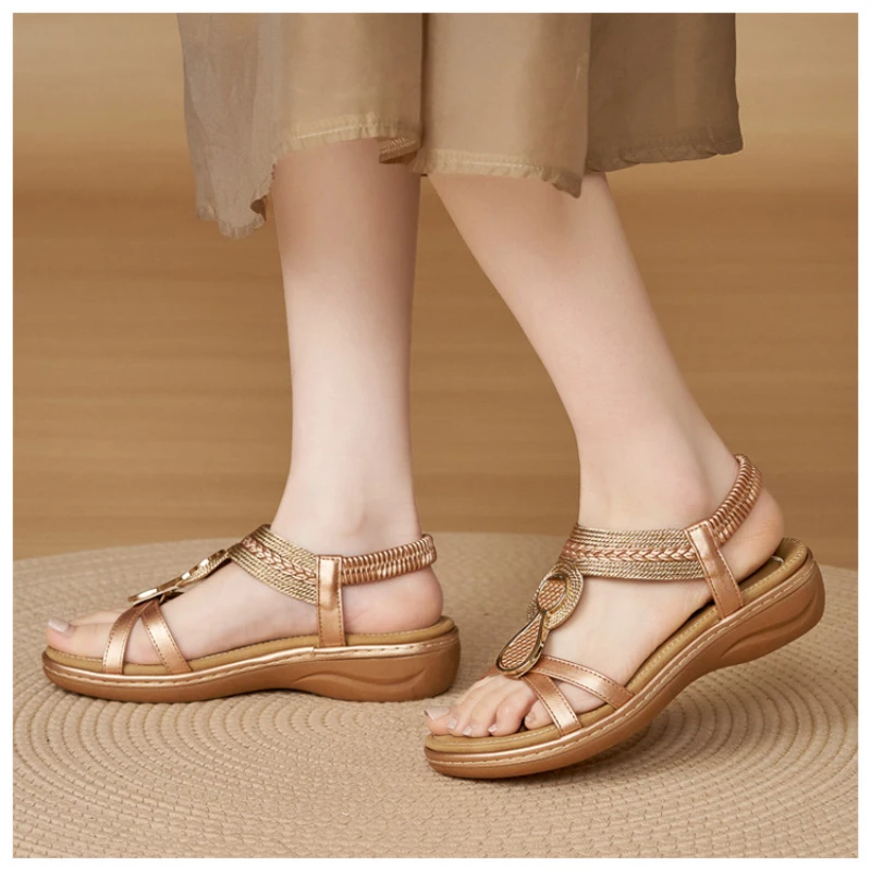 

Женские летние пляжные туфли на танкетке с металлическим плетеным эластичным ремешком на щиколотке, золотистым акцентом, удобной дышащей стелькой