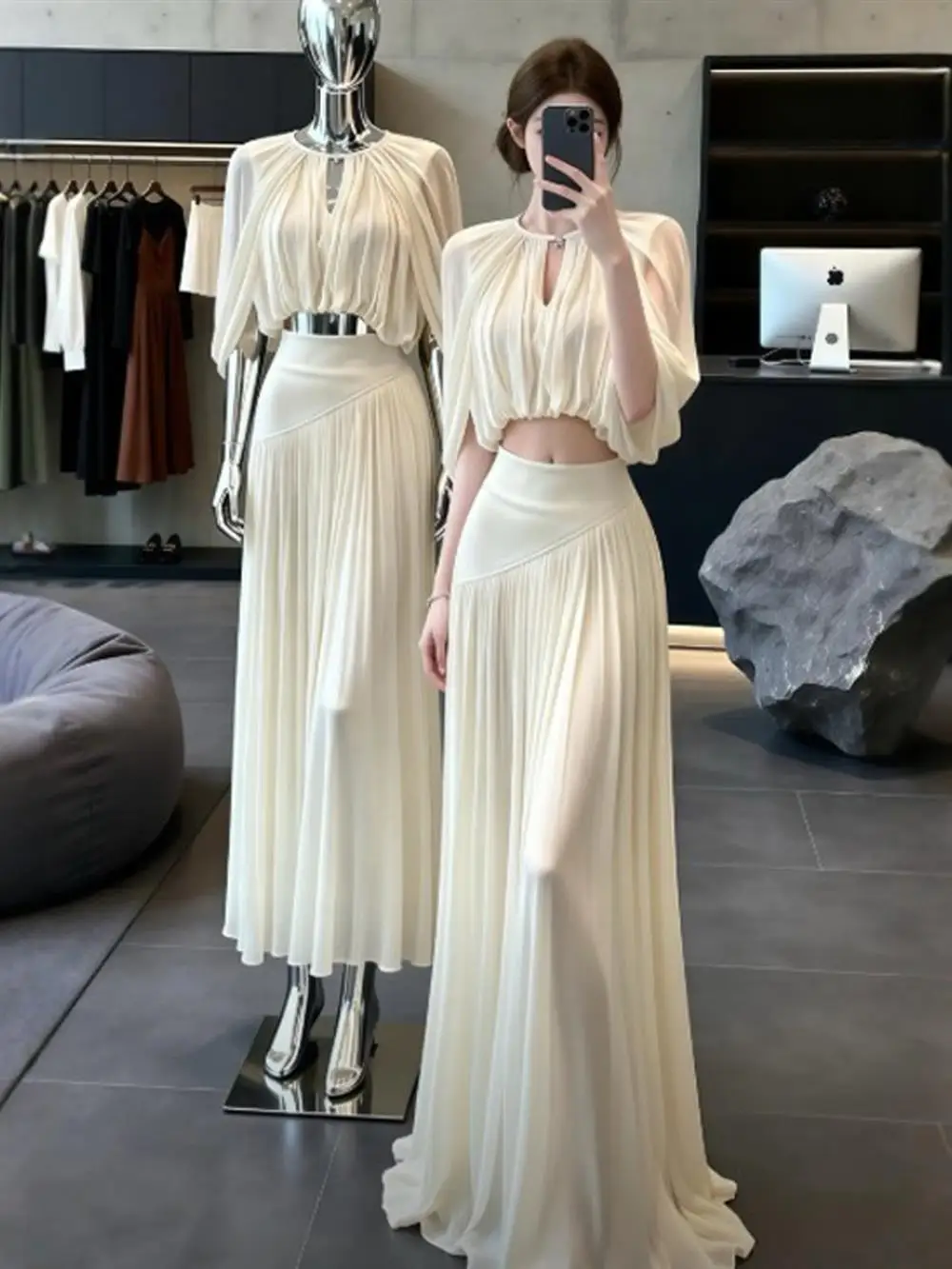 

Korean Design Sense Pleated Miniature Sleeveless Top High Waist Pleated Umbrella Skirt Two-Piece Set Fashionable Ensemble