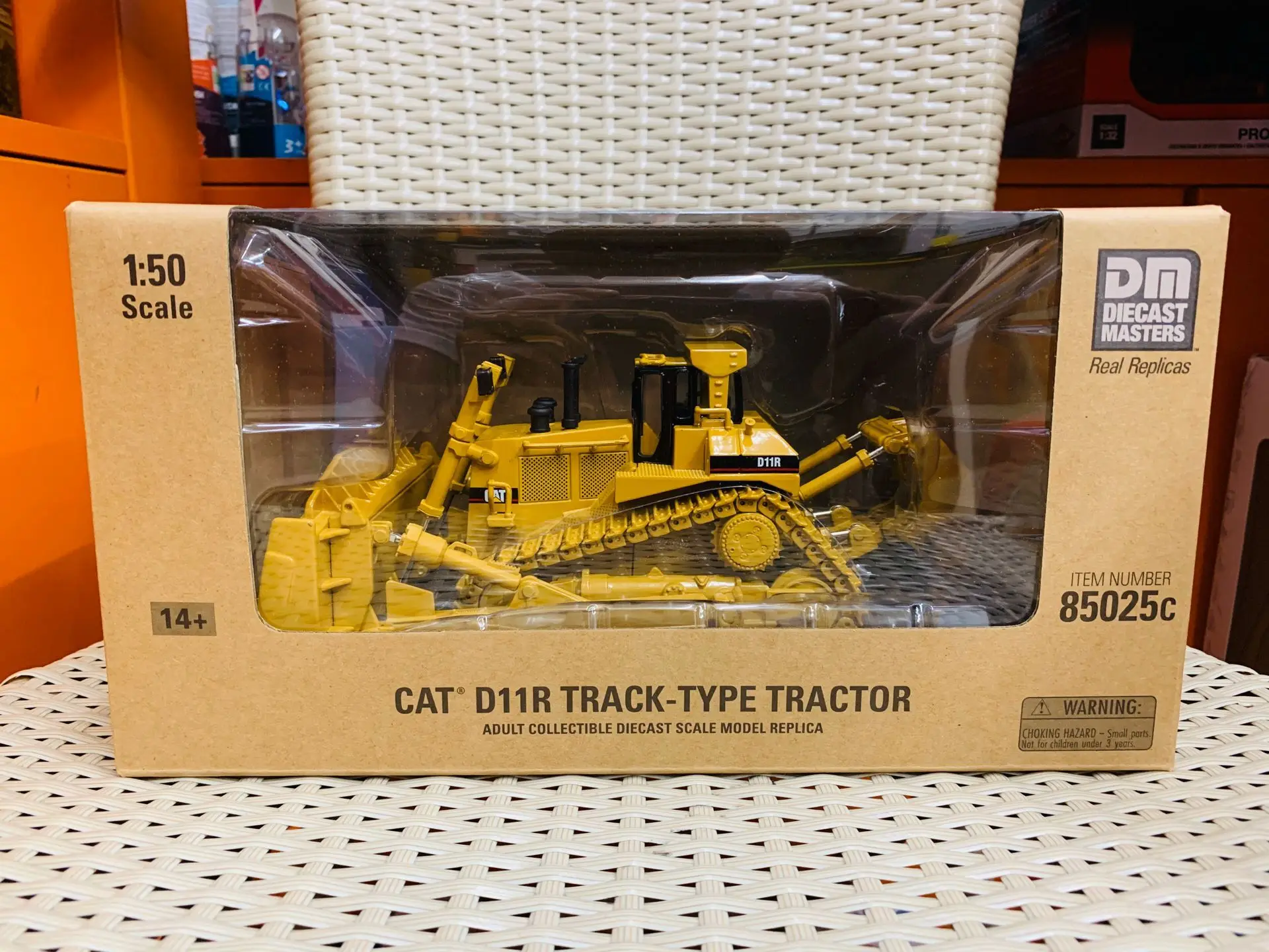 2 Color! D11R Track-Type Tractor 1/50 Scale DieCast Masters DM85025 New in Box