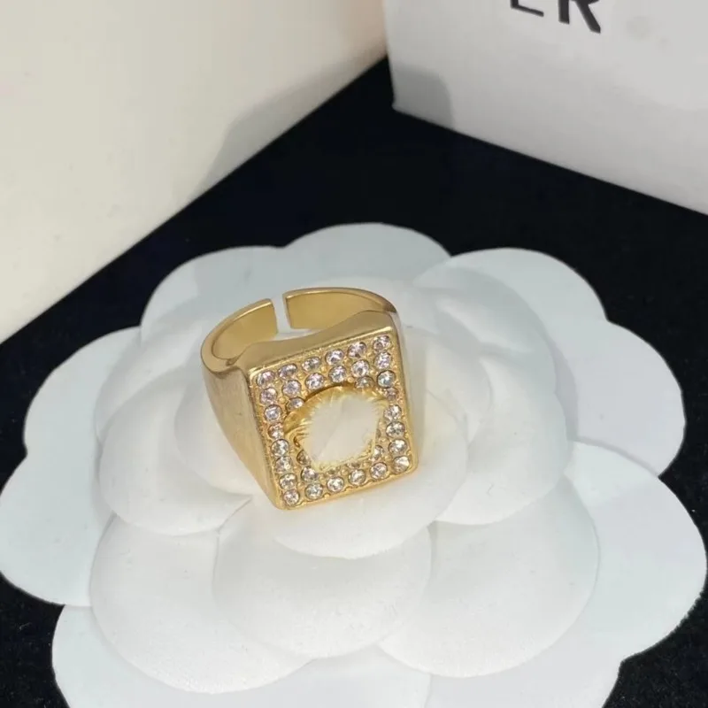 

Легкое роскошное простое высококачественное нишевое дизайнерское модное универсальное ювелирное кольцо с буквами 2024