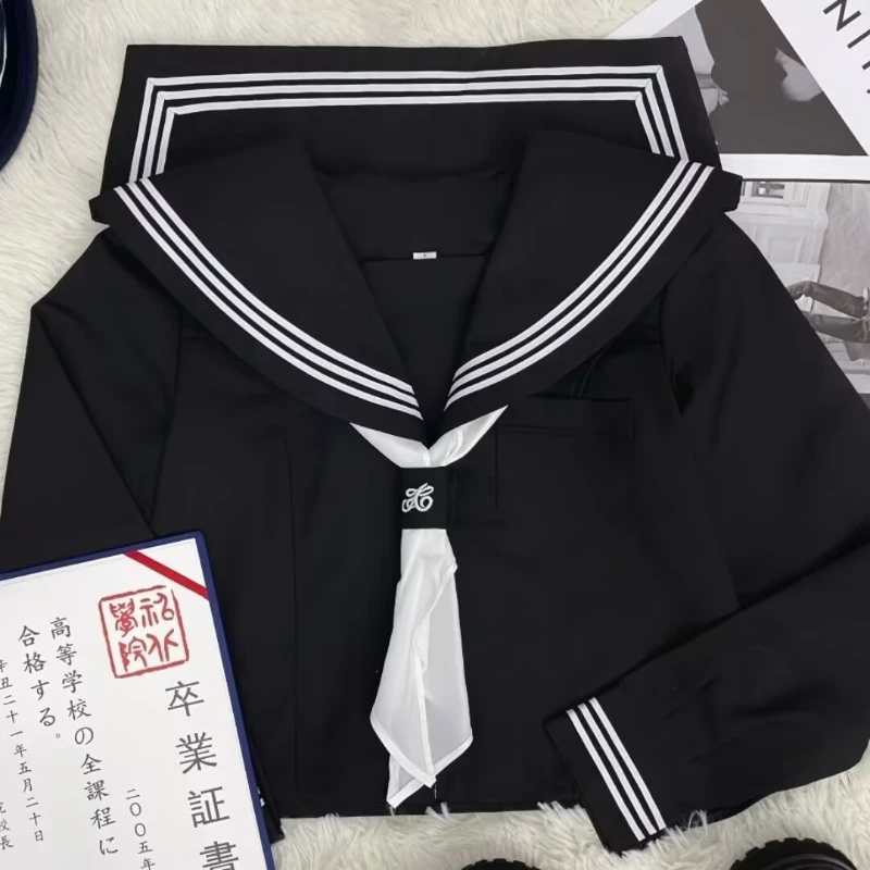 Übergrößen Japanische JK-Uniform auf Lager: Klassischer schwarzer dreifach gestreifter Matrosenanzug mit langen und kurzen Ärmeln im authentischen Preppy-Campus-Stil