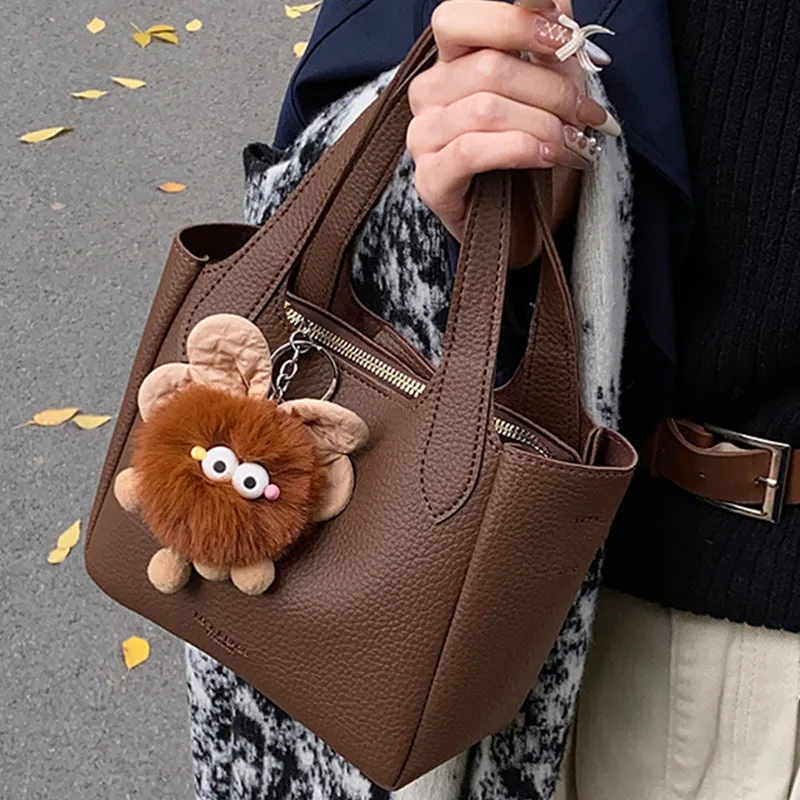 

Стильная сумка-тоут, уникальная классическая сумка-ведро для покупок, мягкая женская сумка через плечо из искусственной кожи с узором «личи» и милыми подвесками