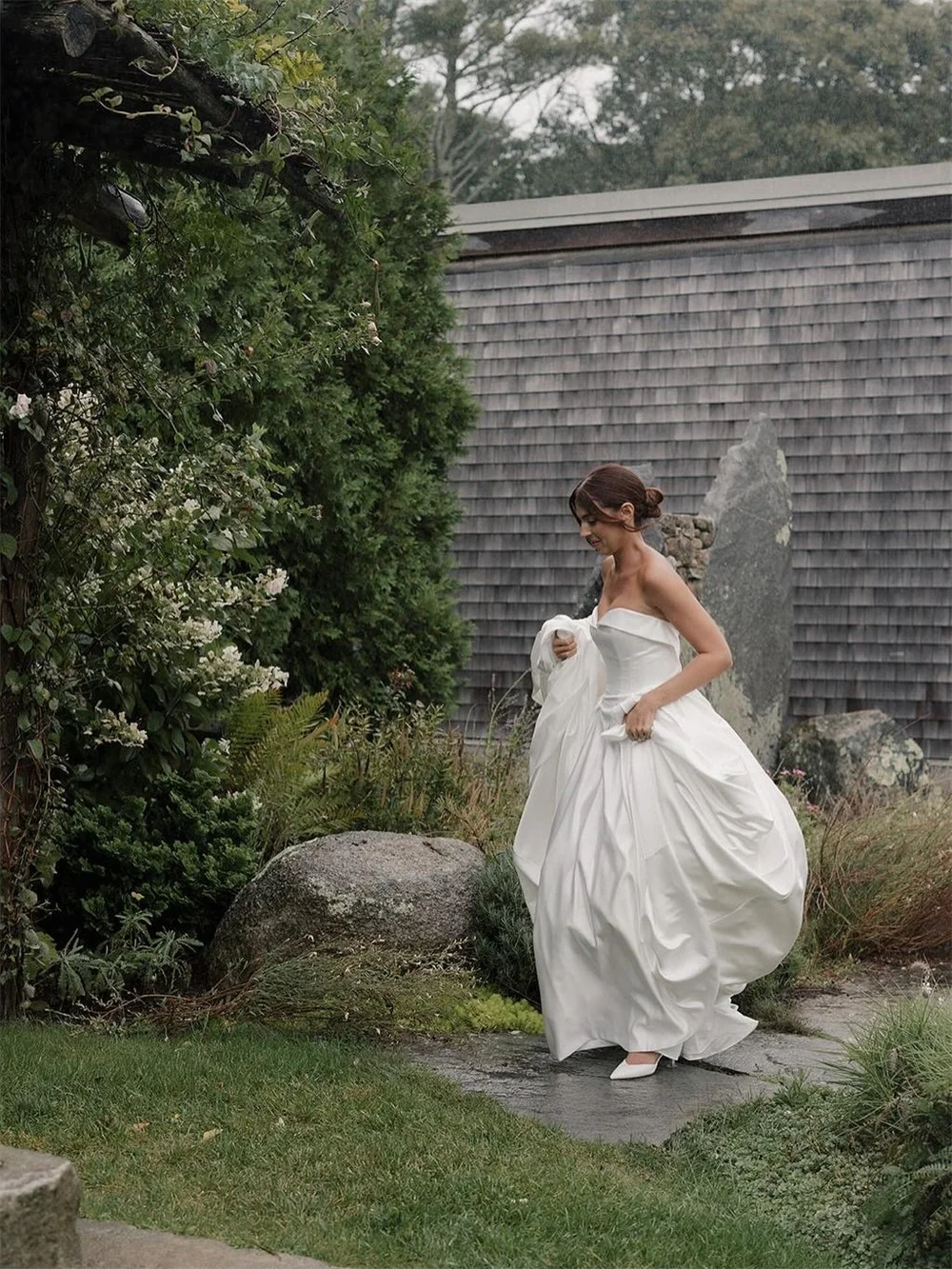 Tokyo Customized White Sweetheart Neckline Wedding Dresses Sleeveless Zip Elegant A-Line Bridal Gown Court Train Wedding Gown