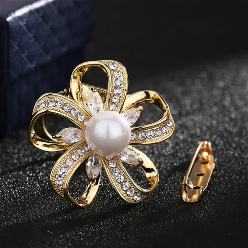 Exquisite Imitation Pearl Flower Brooches for Woman Elegant Rhinestone Floral Brooch Scarf Buckle Jewelry Clothing Decoration