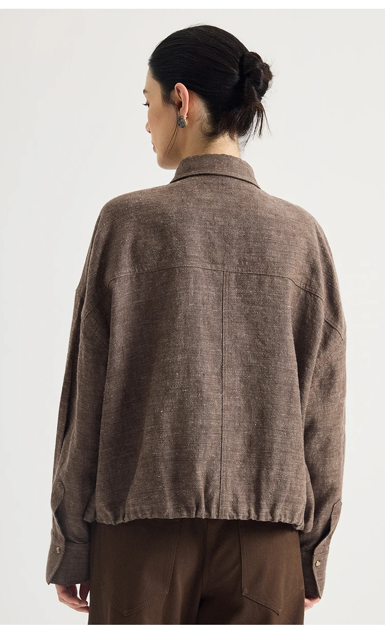 KT7623901 Damen-Overshirt aus Leinen-Woll-Mischgewebe mit breitem Kragen, aufgesetzten Taschen, Druckknöpfen und Kordelzug am Saum, Old Money, Frühherbst, Herbst – Detail 8
