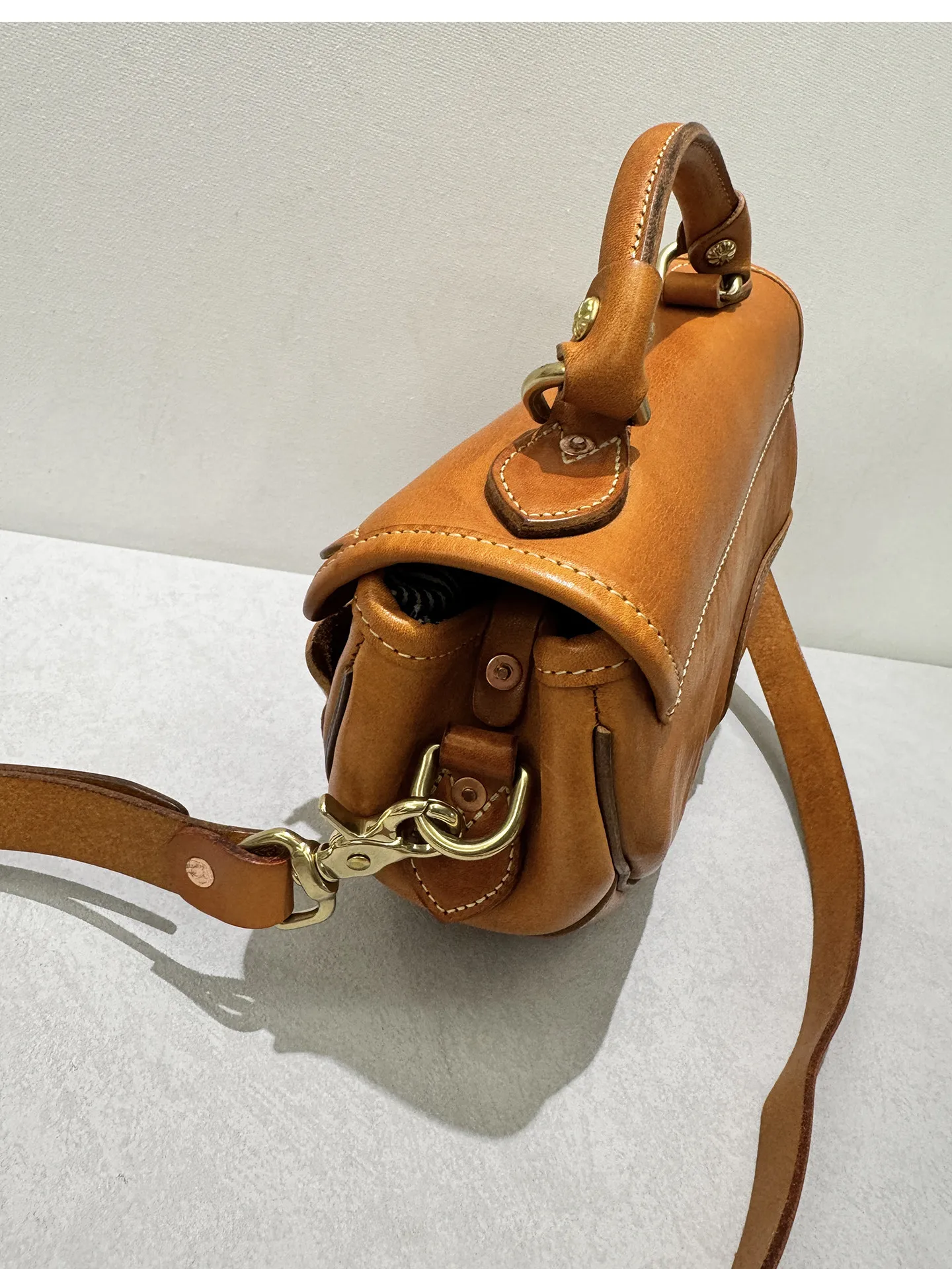 Handgefertigte, hochwertige Damen-Satteltasche aus erstklassigem Rindsleder für den täglichen Gebrauch, luxuriöse Schultertasche aus echtem Leder für Reisen. – Detail 14