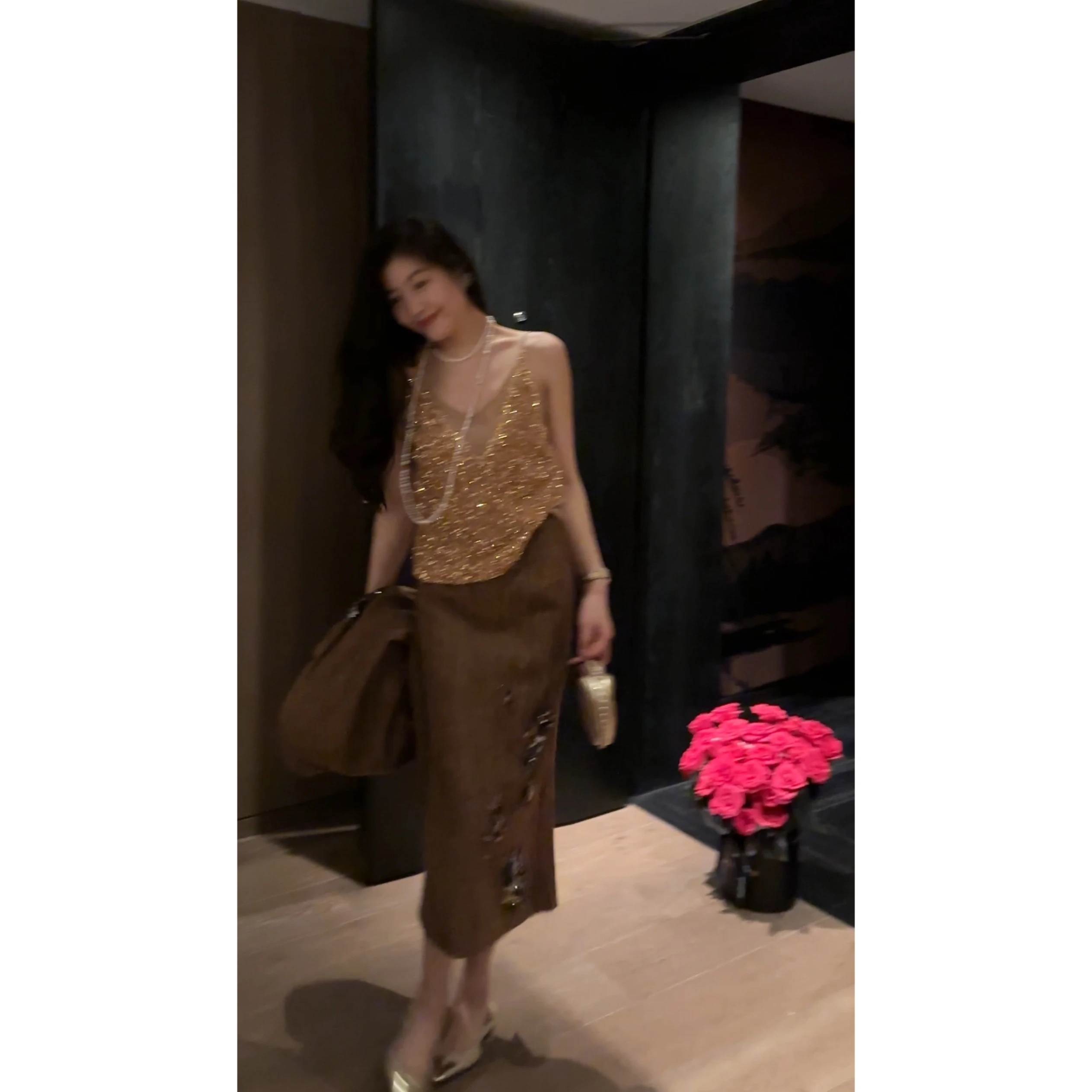 

Женская одежда Nico 25: Новинка осенней коллекции, дизайнерский топ с V-образным вырезом, имитация двухслойности, с блестящими пайетками, на бретельках, для ношения под одеждой