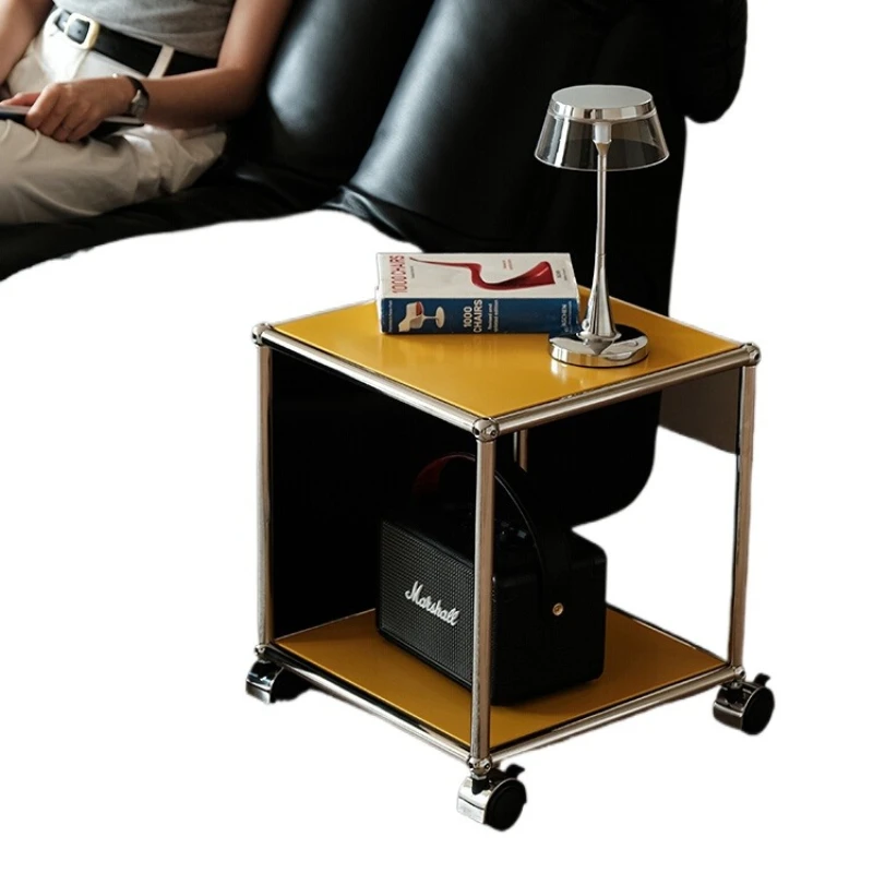 عدد قليل من وحدات الشقة الصغيرة على جانب أريكة القرون الوسطى، ويمكن تحريك طاولة القهوة