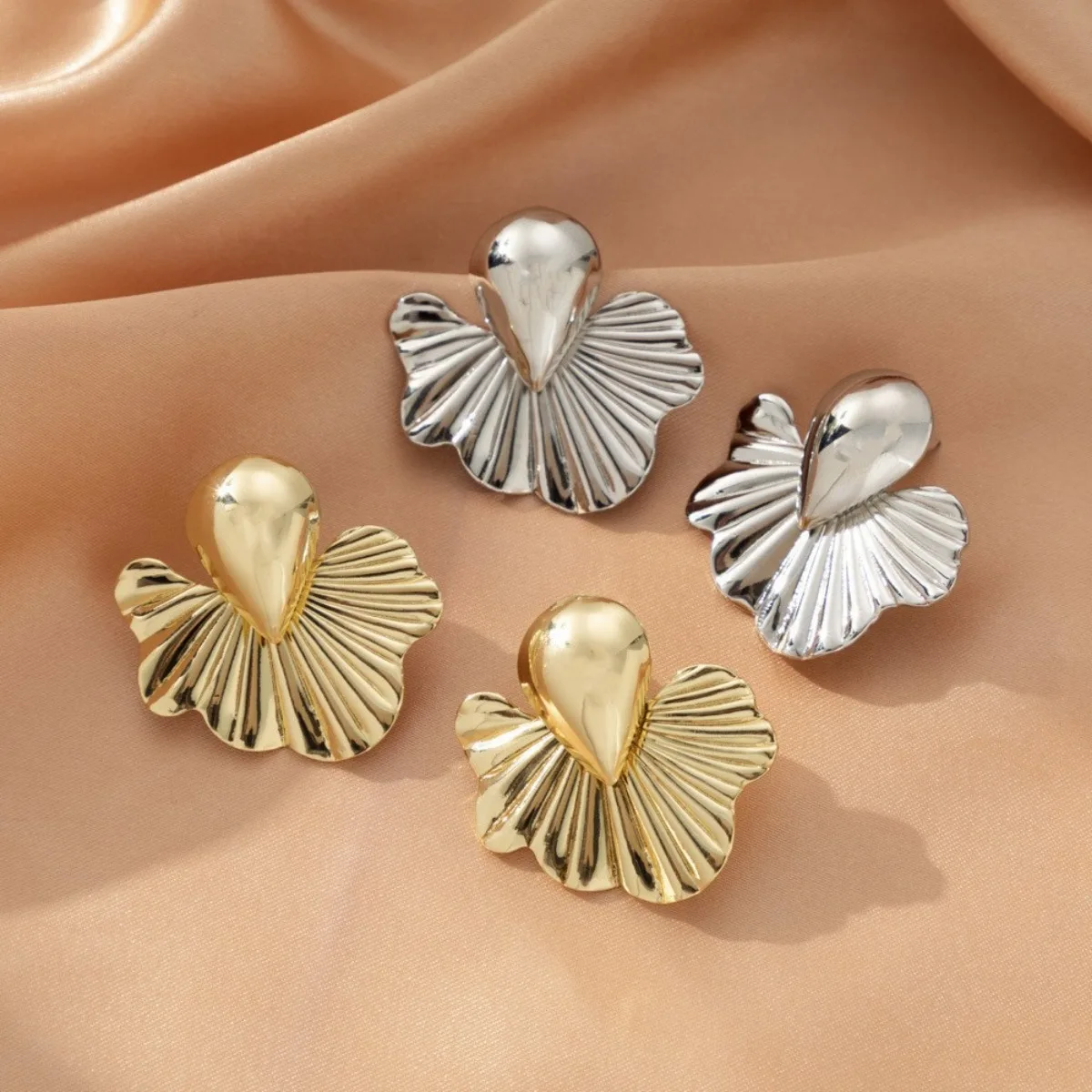 

Womens Ginkgo Leaf Stud Earrings Metallic Gold Silver Plated Fashion Jewelry for Daily Wear Party Gift