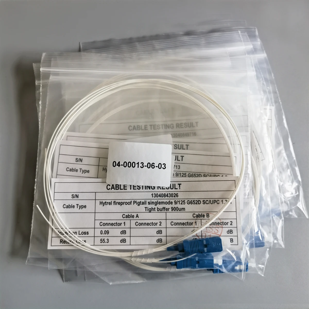 10 個 SC/UPC ファイバーピグテール シングルモード 9/125μm G652D ハイトレル耐火ジャケット 1.3m タイトバッファー 0.9mm SC 光ファイバーピグテール