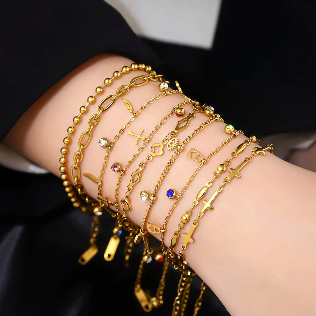 Random 8-Piece Set of Women's Fashionable 18K Gold-Plated Stainless Steel Bracelets, Elegant and Luxurious Women's Jewelry Set, Stylish and Unique Design, Suitable for All Seasons