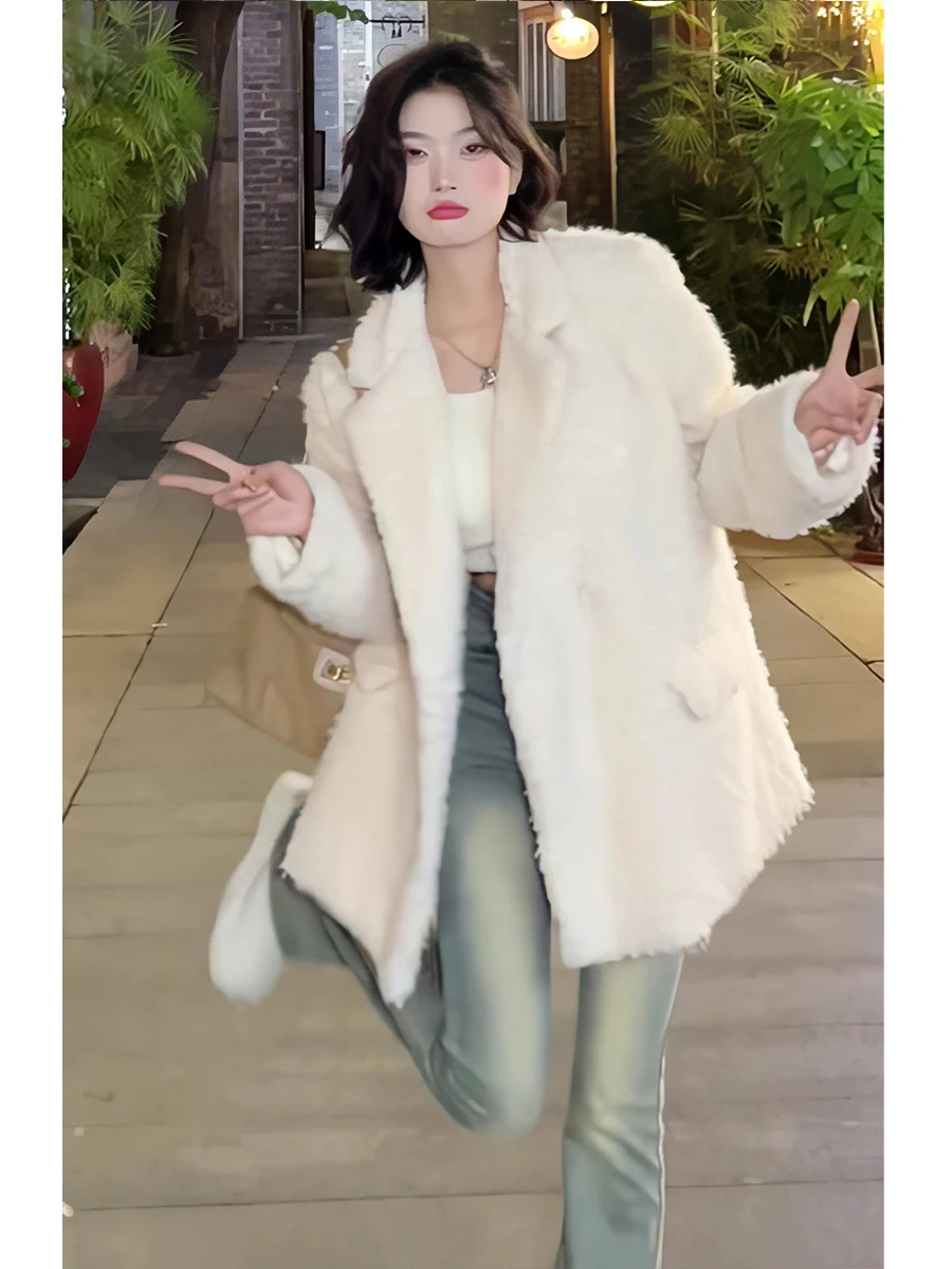 

Шерсть ягненка и милая женщина в городском стиле, городской дизайн, мегапитанский модный вид, муниципальный эстетический городской подход, сообщество