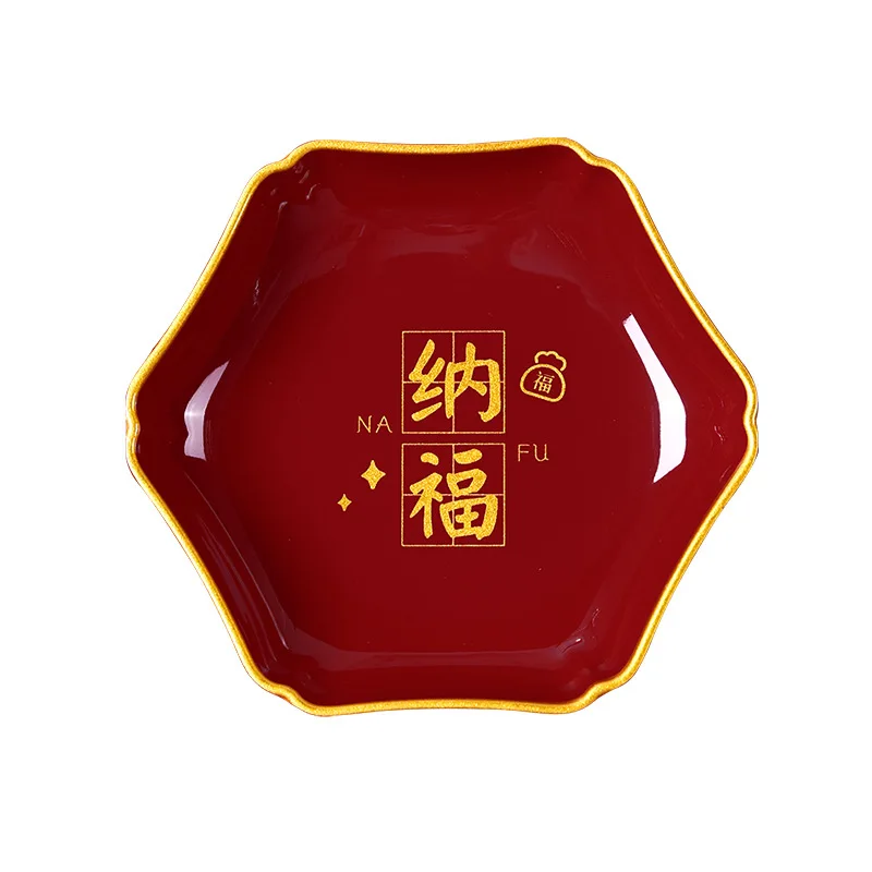 Le plateau de fruits secs du Nouvel An attire la richesse et la richesse. Table basse de salon, collations, assiette de bonbons de qualité alimentaire