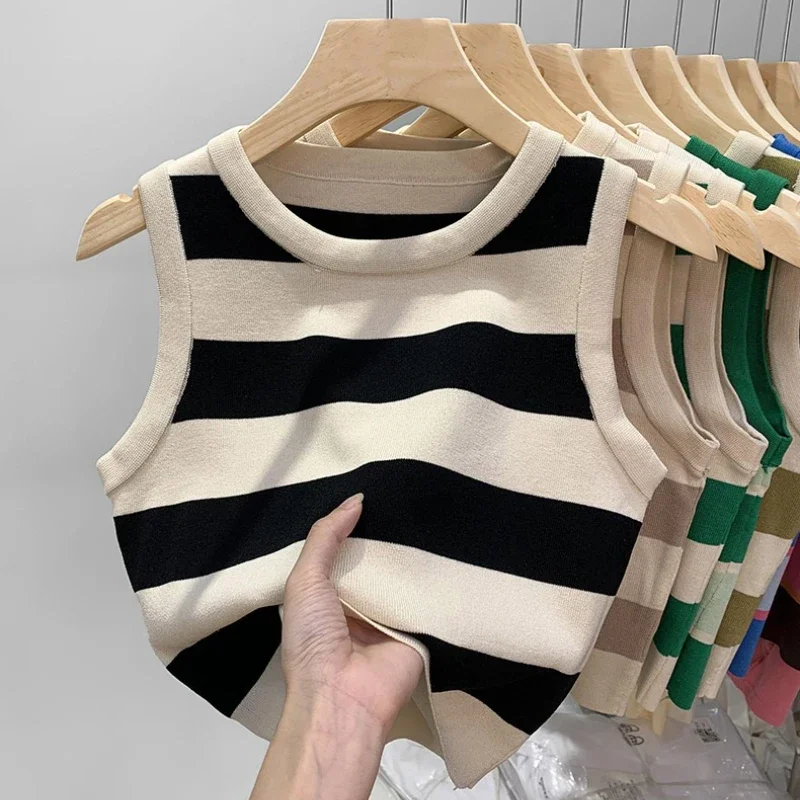 2025 Estate da donna che indossa fuori moda Top senza maniche Stile coreano Canotte slim a righe versatili Top corto da donna