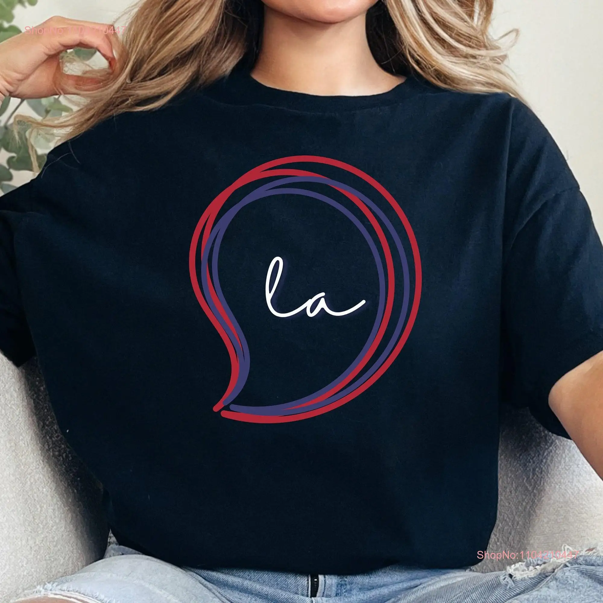 Clever Comma La T Shirt Playful Wordplay Supporting Kamala Harris for 2024 USA Election  long or short sleeves