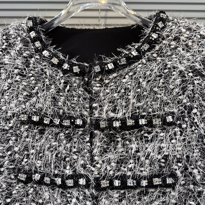 2025 invierno nuevo pequeño estilo fragante industria pesada chaqueta de plumón de diamante de las mujeres cuello redondo elegante abrigo de estilo corto