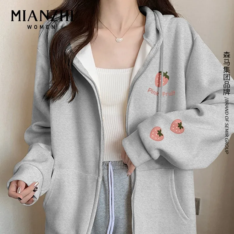 

Новинка 2025, куртка с капюшоном на молнии и клубничным принтом, весенне-осенняя тонкая коллекция, модные тенденции, универсальная повседневная куртка для ленивого ветра