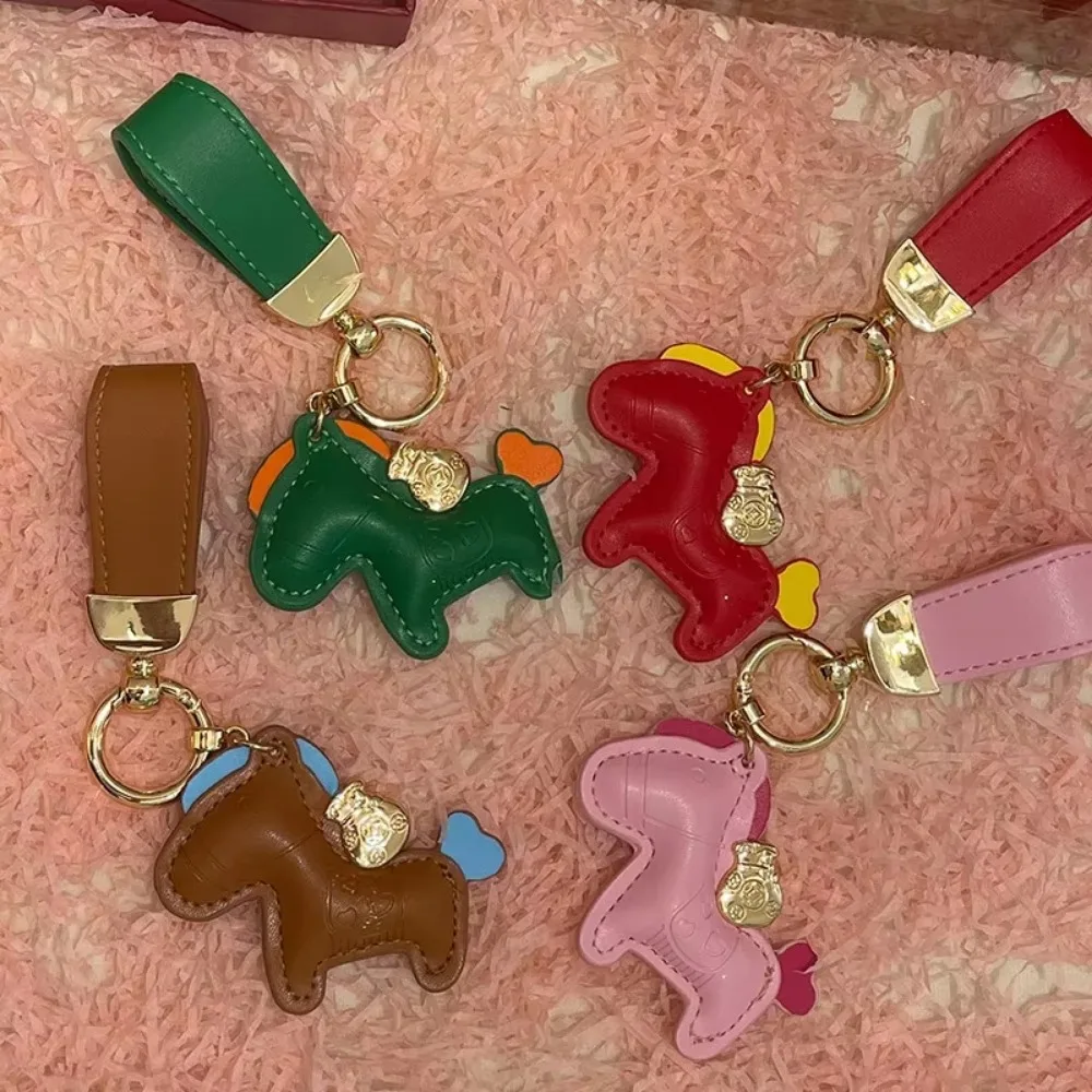 مخصص النقش بالليزر اسم الأصالة جلد البقر المعادن المهر متعدد الألوان المفاتيح سيارة موتو كيرينغ حلقة رئيسية مشبك سلاسل هدية