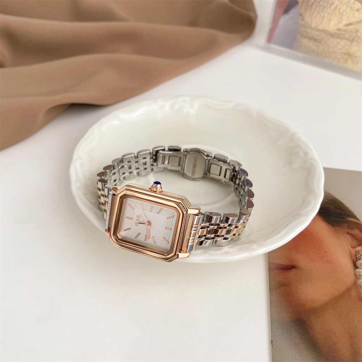 Stylish Casual Simple Square Watch For Women Korean Style Trendy Student Style Steel Strap Retro Small Gold Watch, Quartz Watch.