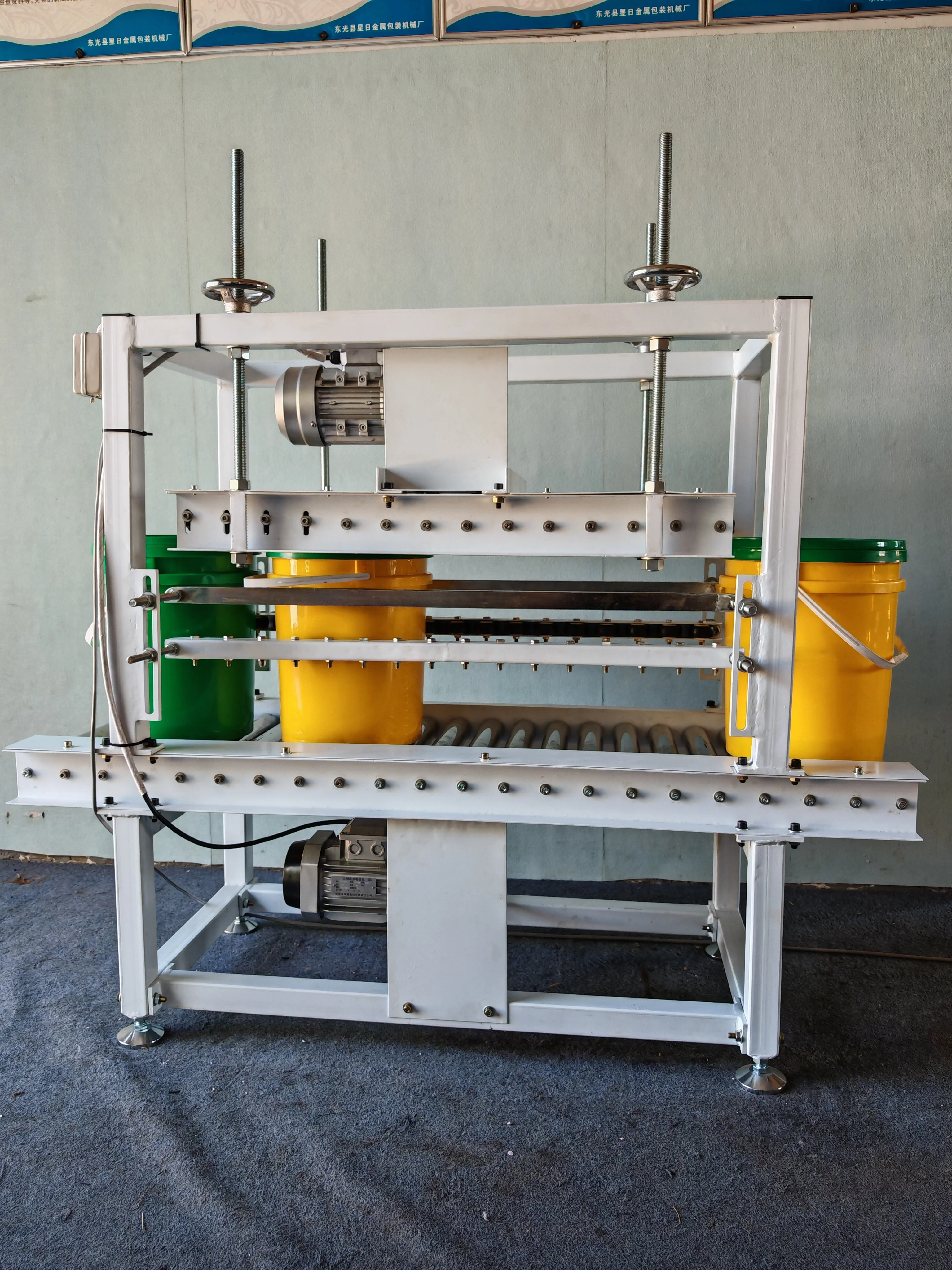 Automatic Pneumatic Big Plastic Bottle Capping Machine For 5L Bucket Bottle Capping Sealing Machine