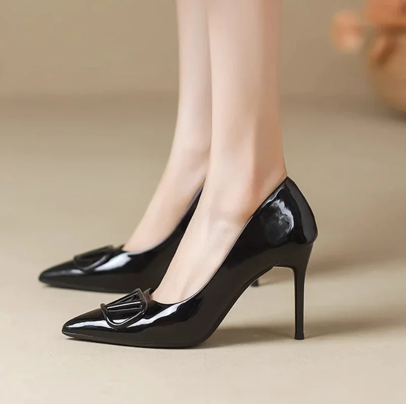 أحذية عالية الكعب جديدة لربيع وخريف 2025 مضخات جنسية من الجلد اللامع الفرنسي المدبب للأحذية النسائية
