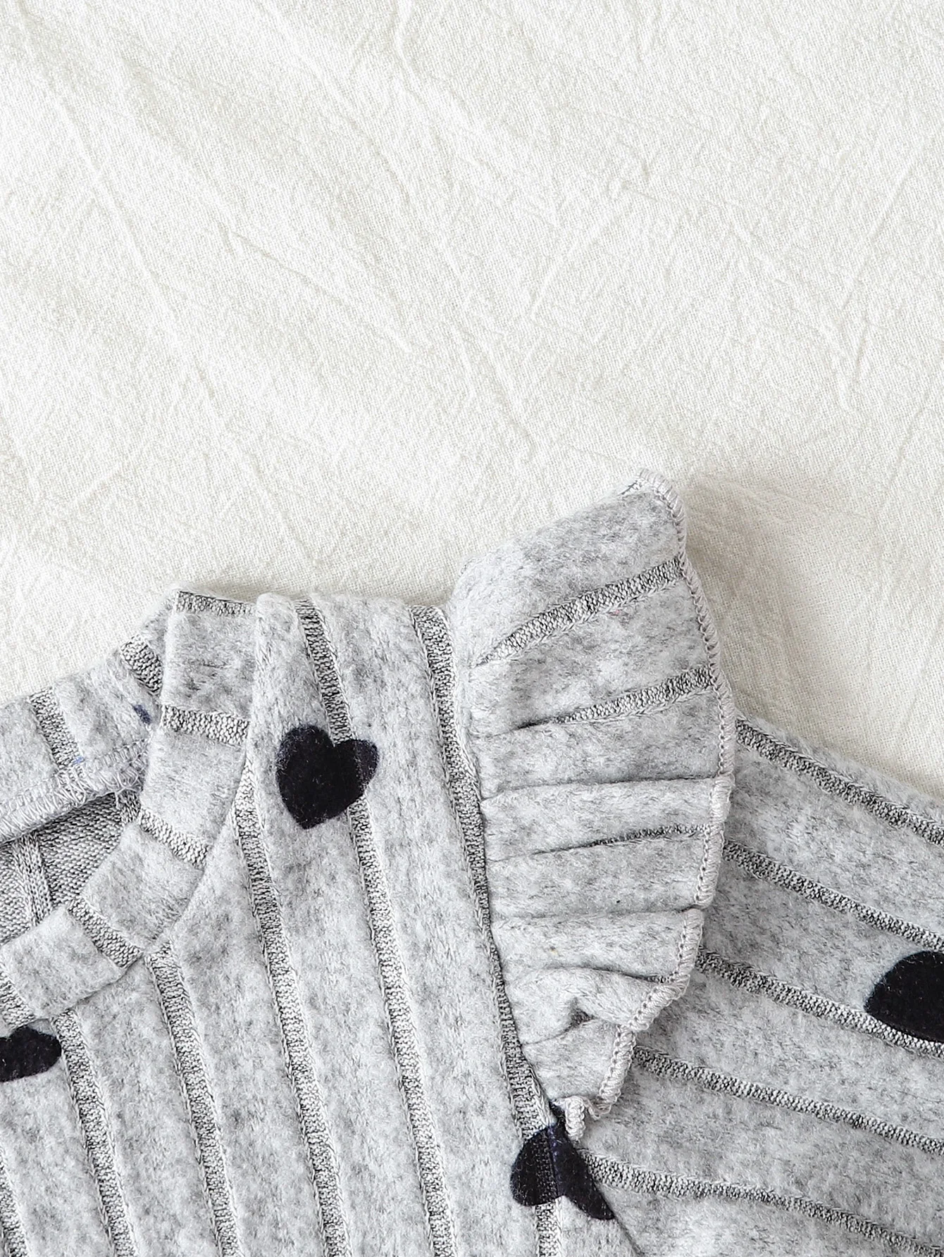 1-3 Jahre Kleinkind-Mädchen, 1 Stück, Herbst-/Winterkleid, graues, geripptes Kleid mit Herzmuster und langen Ärmeln, mit Rüschen an den Schultern, süßes, niedliches Babykleid im Prinzenstil. – Detail 4