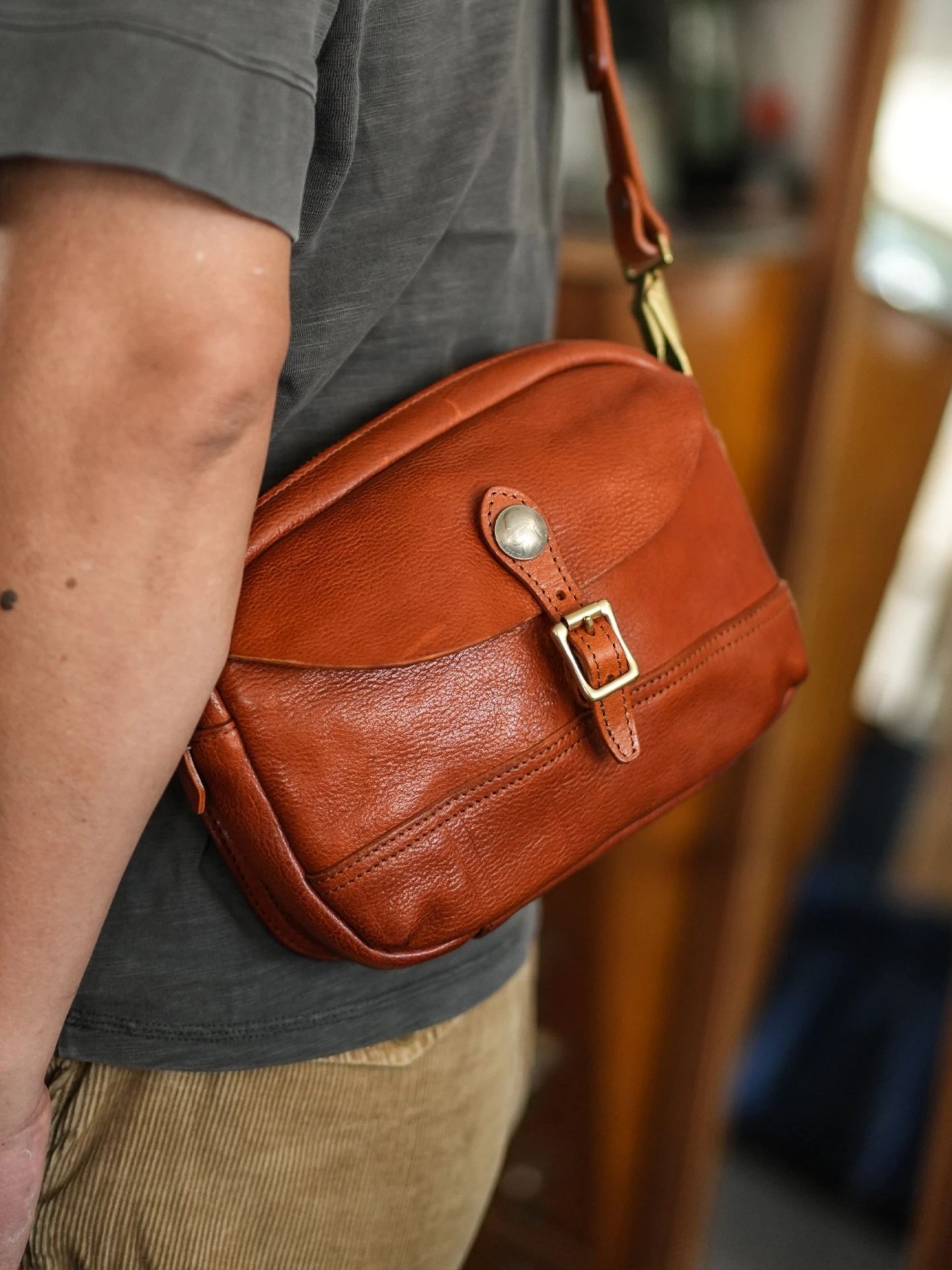 casual vintage luxury vegetable tanned cowhide men's crossbody bag fashion organizer designer genuine leather shoulder bag
