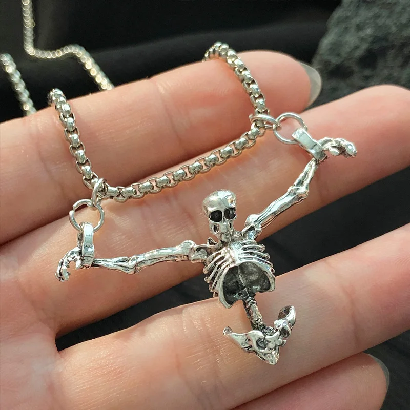 الجديد في قلادة على شكل جمجمة قوطية عصرية ومبتكرة للهالوين على طراز الشرير هدية للهالوين سلسلة من الفولاذ المقاوم للصدأ قلادة رائعة