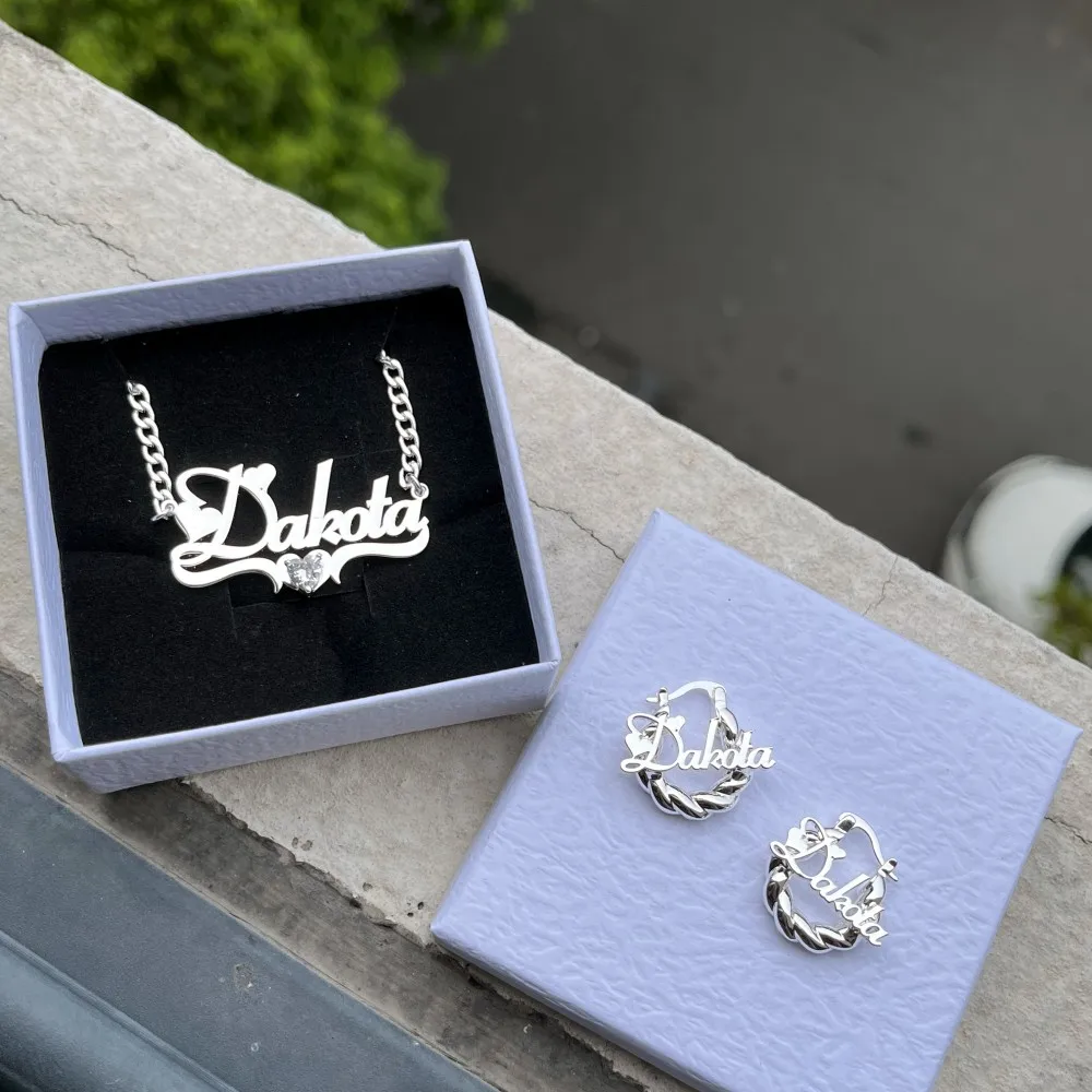 DUOYING-Conjunto de joyería con nombre personalizado con corazón, Mini pendientes de aro personalizados, collar de placa de identificación de acero