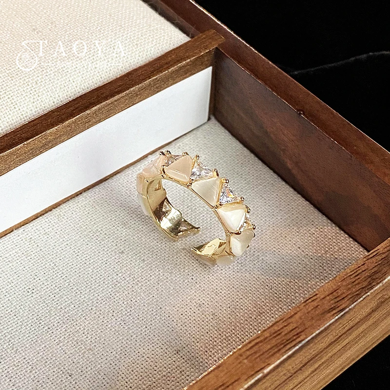 

Girl‘s Light Luxury Triangle Zircon Opals Interbedded Open Ring 2024 Fashion Jewelry For Women's Sexy Index Finger Accessories