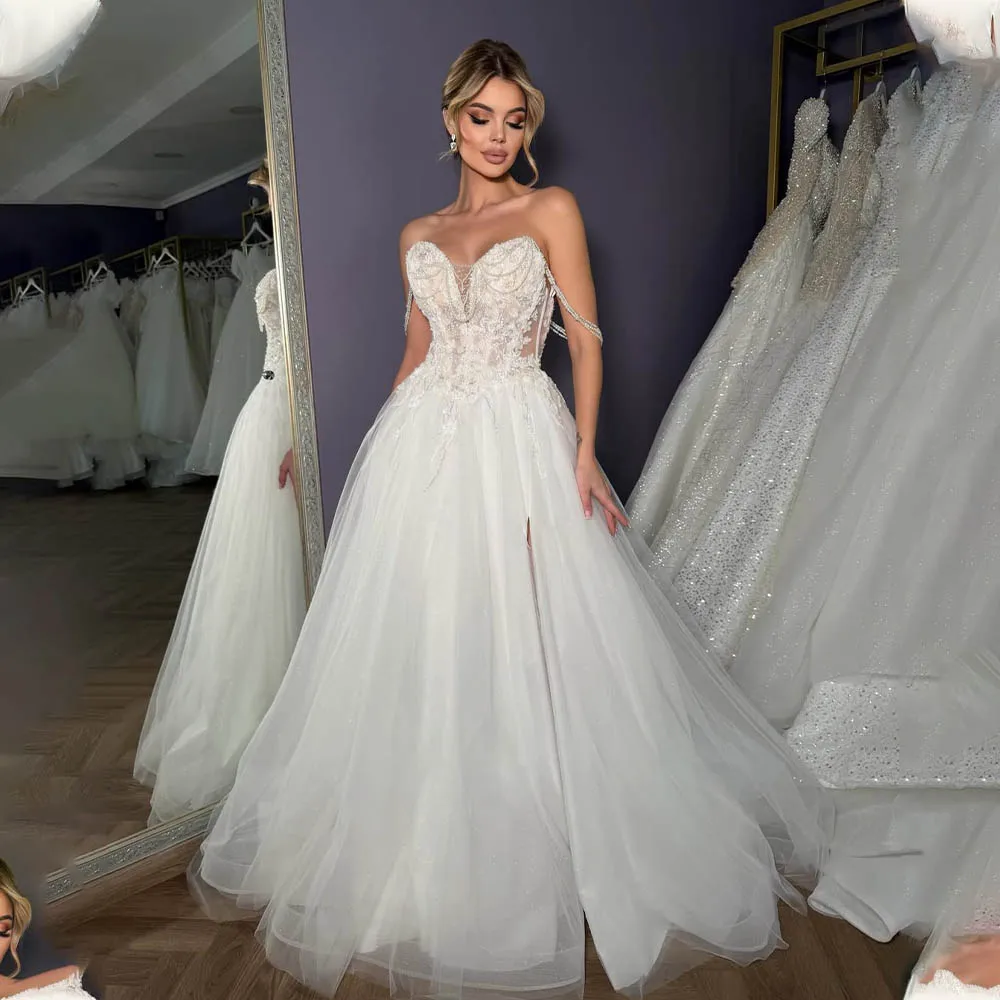 ชุดแต่งงานทรงเอไลน์แบบเปิดไหล่ คอวี ประดับลูกปัดและผ้าลูกไม้ งานปักอย่างประณีต  รุ่นสั่งตัดพิเศษ ปี 2026  ชุดเจ้าสาว