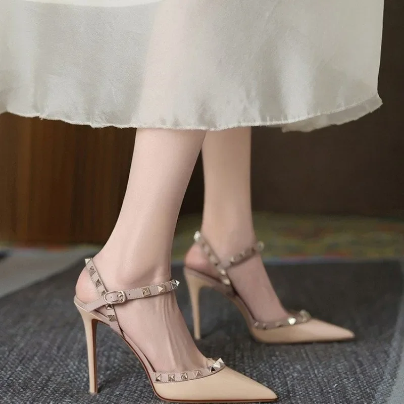 

Темпераментные босоножки на каблуке-шпильке с острым носком, весенне-осенние женские новые туфли на высоком каблуке с пряжкой и заклепками