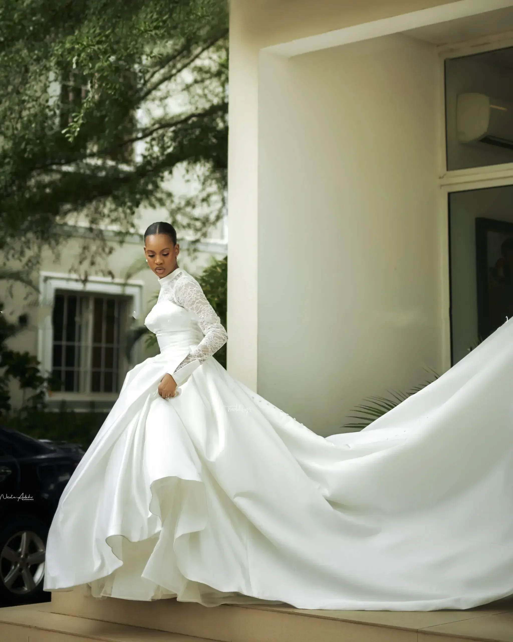 ชุดแต่งงานคอสูงแขนยาวลูกไม้แบบกำหนดเอง ชุดแต่งงานทรงบอลกาวน์พองๆ ผ้าซาตินจับจีบชายกระโปรงยาวแบบ Chapel Train