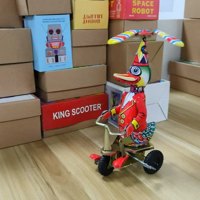 [Engraçado] coleção adulta retro wind up brinquedo metal estanho pato na bicicleta robô mecânico relógio brinquedo figura modelo crianças presente do bebê