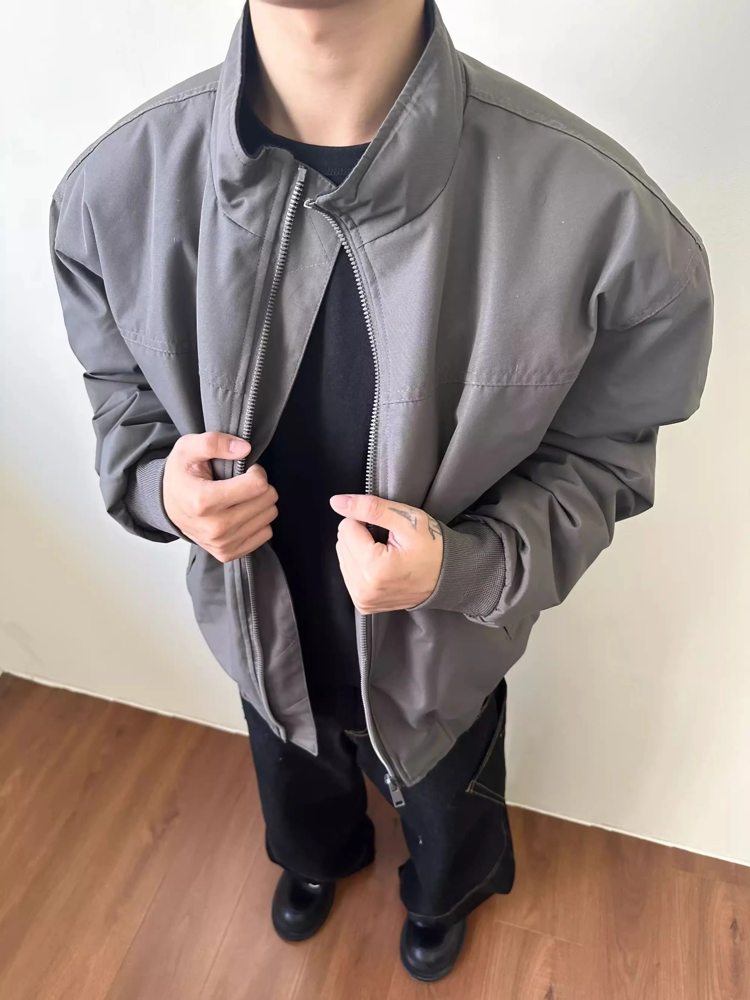 سترات منتفخة قصيرة للرجال معاطف شتوية دافئة خفيفة الوزن وياقة واقفة أمريكية فضفاضة ومتعددة الاستخدامات سترات كاجوال للشارع