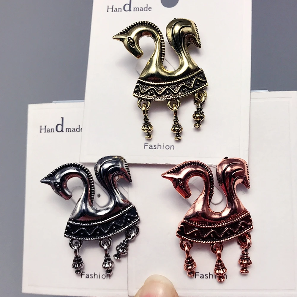 Carousel Horse Brooch Pin Tassel Jewelry Accessory 3 Colors Trendy 2026 Metal Badge