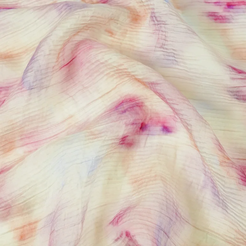 Tela de lino Tencel plisada con franjas verticales en degradado suave semitransparente de rosa, morado y amarillo para camisas y faldas.