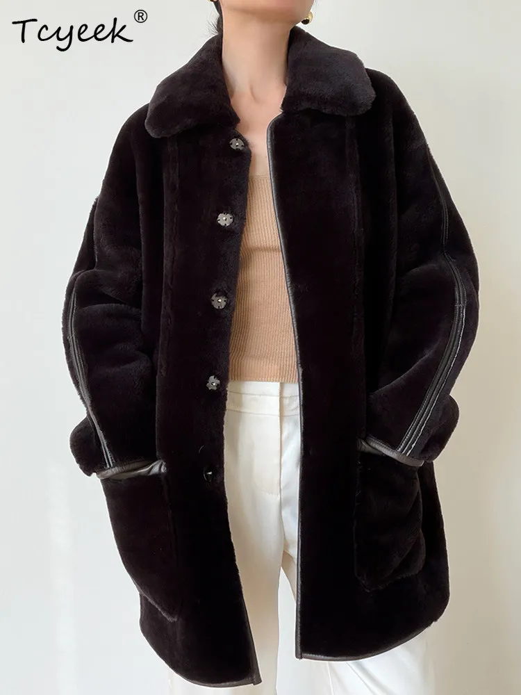 เสื้อแจ็คเก็ตหนังแท้ Tcyeek เสื้อแจ็คเก็ตฤดูหนาว ขนแกะเมอริโนแท้ เสื้อโค้ทผู้หญิง ปี 2025 เสื้อผ้าความยาวปานกลางสำหรับผู้หญิง