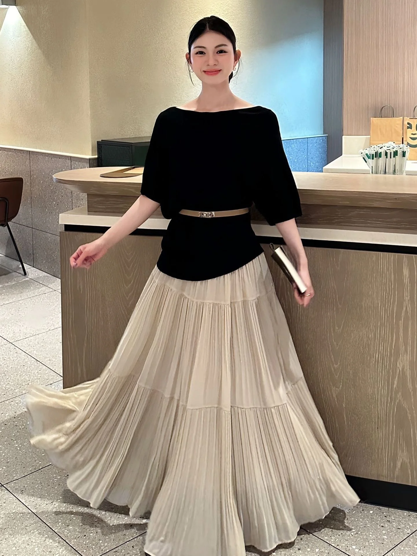 ชุดเซ็ตเสื้อผ้าฤดูร้อนสำหรับผู้หญิง เสื้อยืดคอกลมแขนสั้นพร้อมเข็มขัด และกระโปรง ชุดแฟชั่นสองชิ้น