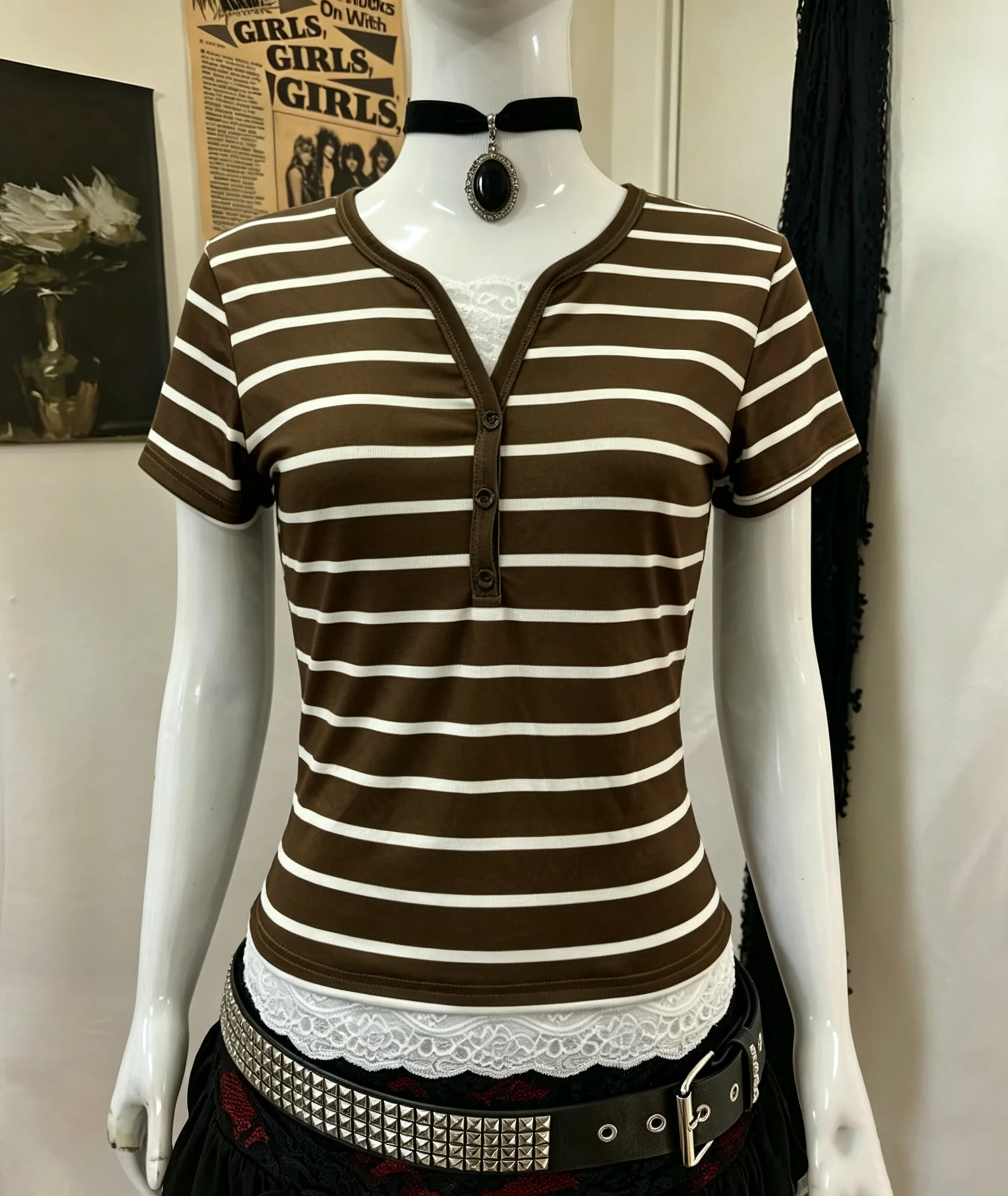 Y2K Damen T-Shirt mit Streifenmuster, kurzen Ärmeln, braun-weiß, Henley-Ausschnitt, schmal geschnitten, Retro, lässig, Oberteil – Detail 3